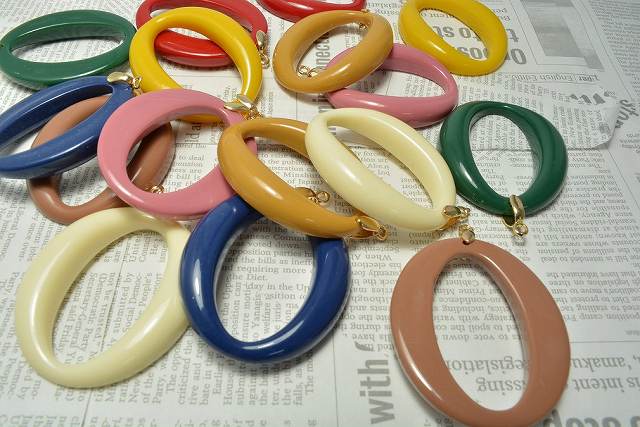 ビーズクラブ アクリル オーバル リング チャーム 大 ゴールド 5色アソート ミックス 49mm 10個各色2個..