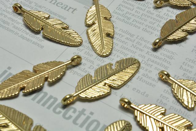 ビーズクラブ チャーム 羽 はね 小 アンティークゴールド 28mm 10個セット チャーム キーホルダー ネックレス 飾り ピアス