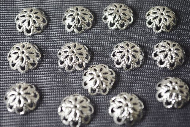 beadsclubのビーズクラブ 座金 ビーズキャップ 丸花 シルバー 10mm 50個 銀 天然石 パーツ ピアス イヤリング ネックレス ブレスレット ハンドメイドパーツ｜アングル2