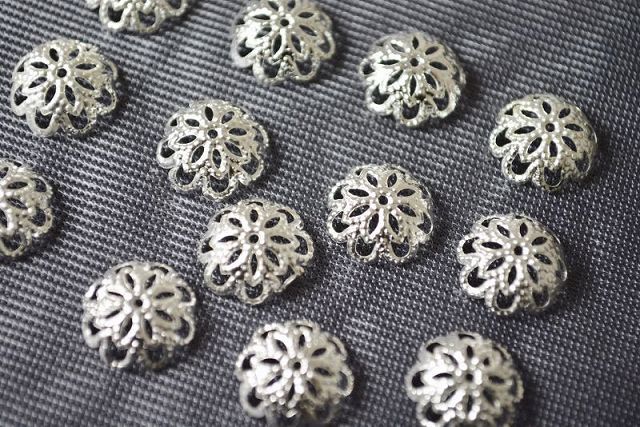 beadsclubのビーズクラブ 座金 ビーズキャップ 丸花 シルバー 10mm 50個 銀 天然石 パーツ ピアス イヤリング ネックレス ブレスレット ハンドメイドパーツ｜アングル3