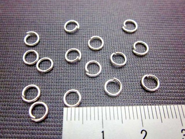 線径約0.6mm×直径約5mmご購入前に必ずご確認ください 同梱と送料について 複数商品を一緒にご購入の場合は同梱発送いたします。送料は1件分のみとなります。他の商品もぜひご検討ください。 製品の製造・品質について 当店の商品は中国の提携工場等で大量生産を行っており、簡易検品を行っておりますが、 製造過程で小さな擦り傷、色ムラ、微細なダメージ等がある商品が混ざる場合がございます。 数量・計量について 一部の商品は重量での計測により、梱包しているものがございます。 数量に若干の誤差が生じる場合がございます。 色味・画像について 商品画像はできるだけ実物に近づけて撮影しておりますが、 光の加減やカメラ、モニター環境により、実物と色合いが異なる場合がございます。 個体差について 入荷時期やロットにより色調や質感に個体差があります。 特に天然素材を用いた商品は模様や色味が一点ずつ異なります。 サイズ表記について 商品のサイズは概寸です。多少の誤差はご了承ください。 安全上のご注意 小さなパーツを含む商品がございます。 小さなお子様の誤飲などには十分ご注意ください。 不具合・トラブルについて 万が一、商品の不具合や梱包ミス等がございましたら、 お手数ですが早めにご連絡ください。迅速に対応いたします。