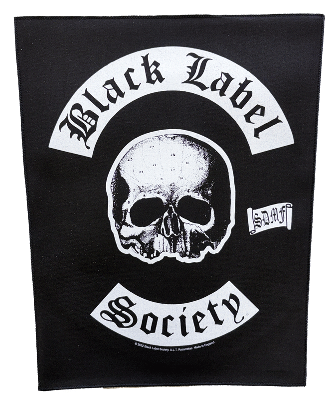 ブラック レーベル ソサイエティ・BLACK LABEL SOCIETY・SDMF・オフィシャル・バックパッチ 80年代からスラッシュ、メタルファンに愛用されている台形のバックパッチです。 皮ジャンなどの背中に合うよう台形になっています。 縫い付けタイプ 高さ約35.8cm 上辺29.5cm 底辺26cm ご注意：実物と色等が多少異なる場合があります。 他サイト及び、店頭販売の為、売り切れる場合があります。 予めご了承下さい。 ■BLSページTシャツ、スウェット、アウター、帽子、ポスター、パッチ、アーティスト公認グッズ、ブランド正規品の通信販売