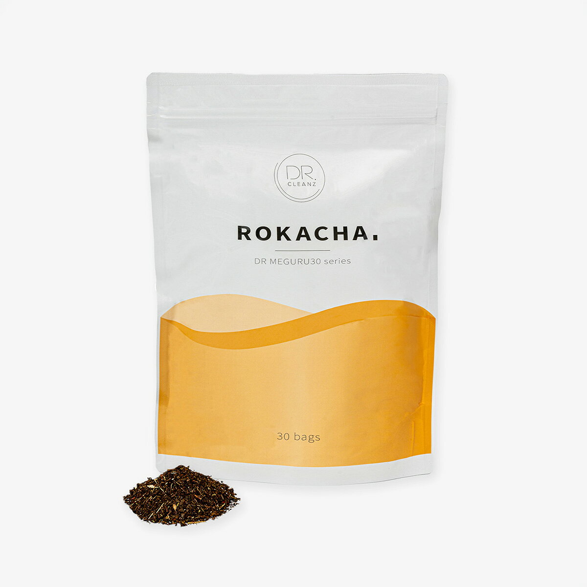 ROKACHAは、DR.CLEANZの30日間プログラム『MEGURU30』のために開発されたオリジナルブレンドです。 春番茶と野草を焙煎した浜茶をバランスよく焙煎し、香ばしくすっきりとした味わい。 毎日の水分補給にも取り入れやすく仕上げました。 ティーバッグタイプなので、水出しで手軽にお楽しみいただけます。 【このような方へ】 ・毎日の水分補給を意識している方 ・香ばしくすっきりとしたお茶がお好きな方 ・食事にも合わせやすいお茶をお探しの方 ・毎日続けやすい健康習慣を取り入れたい方 ・家族で楽しめるお茶をお探しの方 【こだわりの原料】 ◆番茶 厳冬期の2月〜3月頃に収穫される春番茶を使用。 収穫後は揉まずに乾燥させ、釜で煎る製法で香ばしく仕上げています。 すっきりとした飲み口と、やさしい甘みが特徴です。 ◆浜茶 浜茶は、カワラケツメイを焙煎して仕上げた野草茶です。 カワラケツメイは、古くからお茶として親しまれてきた植物で、「弘法茶」と呼ばれることもあります。 香ばしい風味が番茶とよく調和し、毎日の一杯としてお楽しみいただけます。 【水出しでお楽しみいただけます】 ROKACHAは、水出しで手軽にお召し上がりいただけます。 ティーバッグを水に入れて抽出するだけなので、毎日の水分補給にもおすすめです。 【お召し上がり方の目安】 1リットルの水にティーバッグ1包を入れ、冷蔵庫で6〜7時間かけて水出ししてください。 夜に仕込めば、翌朝には1日分が完成します。 温かいお茶がお好みの場合は、水出ししたものを温めてお召し上がりください。