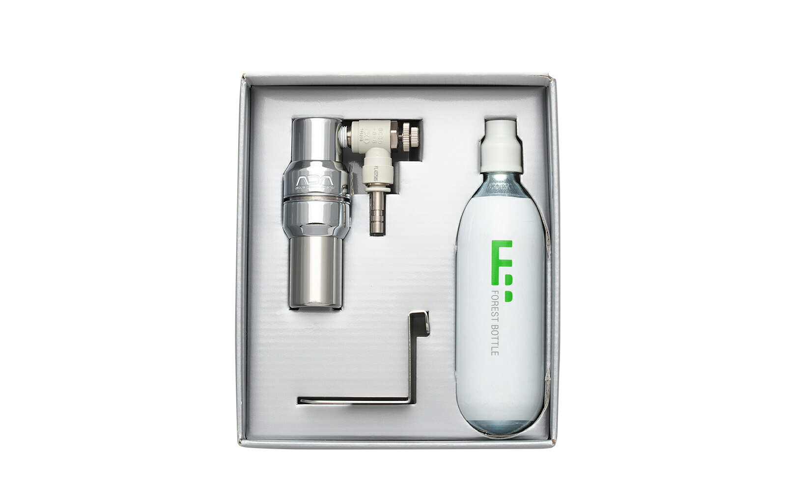 CO2システム74-DAは固定減圧式（0.3MPa）のCO2添加システムです。フォレストボトルと専用フックが付属します。専用フックを使用することでガラス厚4mm〜6mmの水槽に対応します。4mm厚の水槽に設置する場合には付属のスペースクッションを使用しレギュレーターの角度を水平になるよう調整ください。別売のNAコントロールタイマーやELバルブ（電磁弁）も接続でき、CO2添加の分岐も可能です。交換用のCO2フォレストボトルのほか、別売の純正CO2アダプターの併用により大型CO2ボンベにも対応します。※この場合対応ガラス厚を超えるため専用フックはご利用できません。 メーカー：ADA モバイルサイトはこちら ■関連キーワード：熱帯魚 水草 レイアウト 水槽 アクアリウム テラリウム