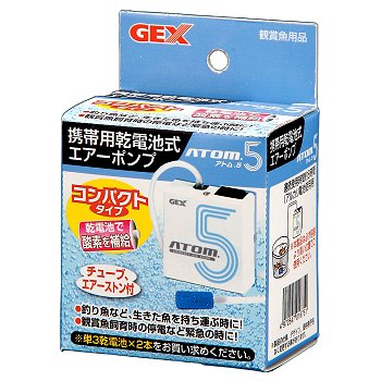 乾電池式携帯エアーポンプ！ コンパクトタイプ ●釣り魚など、生きた魚を持ち運ぶ時に！ ●観賞魚飼育時の停電など緊急時に！ ●チューブ・エアーストン付き！ ●連続使用時間約8時間(アルカリ電池使用時) 【使用方法】 1.本体裏面のネジをゆるめ、裏面のフタをはずしてください。 2.別売りの単三電池2本をセットした後、フタをしっかし閉めてください。ゴムパッキンがずれないようにご注意ください。 3.付属のエアーチューブとエアーストンを取り付け、スイッチを外側に押して電源を入れます。スイッチを内側に押すと電源は切れます。 ※ご使用前に別売りの単三乾電池2本をご用意ください。 【使用上のご注意】 ●水がかからないように注意してください。 ●充電池は使用しないで下さい。規格が大きく、本体から抜けなくなることがあります。 メーカー：GEX(ジェックス) 【あす楽対応_東北】【あす楽対応_関東】【あす楽対応_甲信越】【あす楽対応_北陸】【あす楽対応_東海】【あす楽対応_近畿】【あす楽対応_中国】【あす楽対応_四国】【熱帯魚】【水草】【アクアリウム】 モバイルサイトはこちら ■検索キーワード：熱帯魚 水草 水槽 エアーレーション エアーストーン エアーカーテン エアーチューブ エアーポンプ 逆止弁 分岐パーツ 交換 部品 メンテナンス アクアリウム