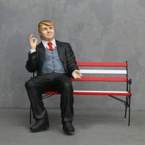 ドナルド・トランプ（大統領） シッティング with ベンチ・等身大フィギュア　　※大型商品のため別途送料がかかります。ご注文後にお知らせ致します。のサムネイル