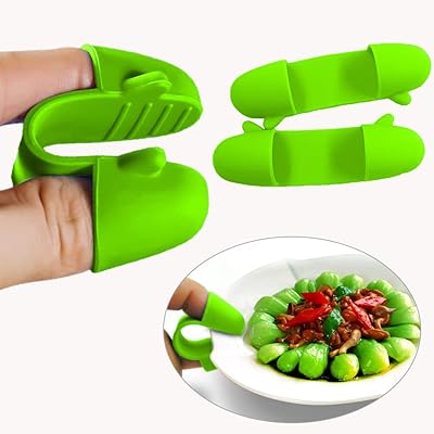 ミトン 鍋つかみ 耐熱シリコン シリコングローブ 鍋つかみ 滑り止め 耐熱温度250℃ 左右兼用 キッチン用品 （2個セット グリーン）ブランドWinuin色2個セット グリーンモデル商品説明【商品概要】【商品仕様】 商品サイズ：9*2.5*1.5cm 材質：耐熱,耐冷シリコン パッケージ内容：ミトン×2個 (6種類のカラーバリエーションからお選びいただけます。)【はコンパクトでちょっとした作業にぴったり】軽量キッチングローブ、わずか17gの軽さで持ち運びも苦になりません。 必要なときに、さっと素早く使えて便利です。手にはめて使うミトンやグローブとは異なり、コンパクトで収納にも困りません。キャンプやバーベキューでのご使用にもお勧めです。【高品質のシリカゲル】 高断熱なシリコン素材はさらに薄型でコンパクト。シリコン製なら汚れに強い！油が跳ねてもソースが飛んでも洗うのはお食事の後で大丈夫。食器用洗剤で洗って水を切るだけ。布製の様に乾燥に時間をかける必要もありません。お料理の途中にパッと洗って続けて使うことも出来ます。【火傷防止】 -10℃～250℃の温度環境で使用可能で、耐熱,耐冷どちらにも強いミトンです。熱い食品や冷凍されている食品を触っても変形しませんので、安心してご使用いただけます。最大耐熱温度の250度で使用する場合は最大10～15秒を目安に、火傷をするような熱さを感じる前に移動を終わらせて鍋掴みを手から外して下さい。【滑り止め構造】 滑り止め構造なグローブです。お皿やお鍋をしっかりホールドします。あらゆる調理器具やカトラリーを滑り落ちることなくグリップすることができます。【商品説明】商品の仕様： 色：グリーン/イエロー/オレンジ/赤/青/パープル 材質：高品質のシリカゲル サイズ：9*2.5 cm ご注意ください: ※耐熱温度とは鍋つかみ自体が何度までの熱に耐えられるかを示すもので、手に熱が伝わらないというものではありません。耐熱温度が高い＝絶対に手が熱くならない、というわけではないので、その点は注意して使用しましょう。 アフターサービス： お客様の満足度は私たちの永遠の追求です。いつでも製品が破損したり、満足できない場合は、お気軽にお問い合わせください。私たちは、あなたが好きなように新しいアイテムや100％の払い戻しのお金を再送することができます。【商品詳細】ブランド：Winuin商品種別：鍋つかみ・ミトン商品名：ミトン 鍋つかみ 耐熱シリコン シリコングローブ 鍋つかみ 滑り止め 耐熱温度250℃ 左右兼用 キッチン用品 （2個セット グリーン）製造元：Winuin商品番号：KG-03色：2個セット グリーン【当店からの連絡】