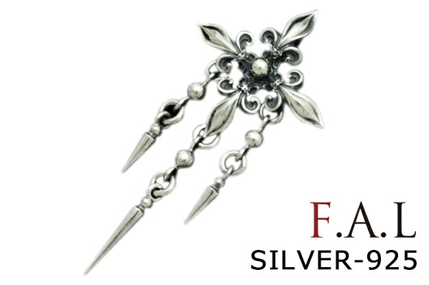 【IMAGINARY VAMPIRE-series】VampireGothic[Design line]望んでも叶えることが難しい願いをWish　「願望」と連想してデザインしたペンダントです。中央の球体は「種の実り」十字は「願いへの祈り」として表現しています。「棘」を連想したスパイク型パーツと「種」を連想した球体パーツを連続的に組み上げたビジュアルを作り出しました。自然の厳しさの中で生きる民族が着用するアクセの要素と中世の時代から教会などで飾られたシャンデリアのイメージを取り入れたデザインです。ペンダント下部に垂れ下がる3本のスパイクパーツがウェーブする構造で動きのあるチャーム的な見せ方が出来ます。●スペック素材SV925正面寸法73mm幅寸法36mmトップ重量14.4g■サービスチェーン付属:ペンダントトップのみで販売の商品となりますが当店サービスにてチェーンをお付けしてお届けさせて頂きます。(画像のチェーンとは異なります)*サービスチェーンはブランド純正品ではありません。*商品によってはペンダントとチェーンのバランスが合わない場合がございますがサービス品ですのでご容赦くださいませ。※お客様の閲覧環境により、色の見え方が実際の商品と異なる場合がございます。当店は[FAL(エフエーエル)]公認の正規取扱店です。■Details■付属パッケージ(付属品は予告なく変更される場合がございます)