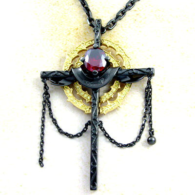 ブランド[HOLLOOW(ホロウ)]のメンズ シルバーアクセサリー黒髭が首から下げていたであろうネックレスをHOLLOOWの世界観で表現したペンダント。赤い宝石は太陽を、テープは風を、唐草柄の十字架は船を、黒い渦は海流を チェーンは雨をイメージしています、未知数の海を凝縮したデザインに仕上がりました。中央石の背後には、66ピースものジルコニアが留められおります。金属の表面を光の角度により、表情が変わって見える、シャイン＆マット加工を施し 斑のある仕様に作りあげました。■素材：本体：シルバー925■石：キュービックジルコニア■サイズ：縦 7.8cm、横 5.1cm■付属品：ブランドショップ袋※付属品の仕様が予告なく変更される場合がございます。当店は[holloow(ホロウ)]公認の正規取扱店です。こちらもお薦め■Details■付属パッケージ(付属品は予告なく変更される場合がございます)