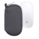 kwmobile 対応: Apple Magic Mouse 1 / 2 ケース - マウスケース 無線マウス ジッパー付き ネオプレン 黒色ぴったり: 以下のデバイスに対応: Apple Magic Mouse 1 / 2360度プロテクション: この保護ケースに大切なワイヤレスマウスをしまって、強力で安定的な保護をプラスしてください。弾力性が特徴の撥水素材で作られたマウスカバーが、ホコリや水分などのあらゆる外部の影響から無線 マウスをしっかり守ります。快適な手触り: 弾力性があり柔軟なネオプレン素材のおかげで、収納ケースは手になじみやすく、握り心地も シンプルな保護カバーがPCマウスにぴったりとフィットし、スタイリッシュな保護に。ジッパー付き: 実用的なジッパーがパソコンマウスをガジェットケースの中にしっかりと収めるので、持ち運び中も安心、安全に保護します。外出先での雨や、突然のトラブルでも安心なクッションポーチです。製品: 万が一購入商品に不具合がありましたら、弊社カスタマーサービスまでご連絡ください。お問い合わせ内容に応じて代替品交換または返金が可能です。ご安心して購入ください。