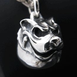 【KAGEMARU DESIGNS　カゲマルデザイン】 デザイナーKAGEMARUが生み出す世界観をジャンル、素材に捕われずに日本のみならず世界に発信する。 日本人に生まれた以上、MADE IN JAPANにこだわりたいと考えています。 KAGEMARUが創りだす物で皆様に少しでも驚きや感動を与え続けるブランドでありたい。 ◆商品詳細◆ ブランド名 KAGEMARU DESIGNS　カゲマルデザイン サイズ/ (天地幅)20mm×(横幅)16mm チェーン穴幅／約4〜6mm 重さ/約20g 材質/silver925 ※サイズ・重さは、目安となります。 ※チェーンは別売りとなります。 ※ハンドメイドのため写真と実際の商品とは若干異なる場合がありますのでご了承下さい。 付属品 巾着ポーチ コメント 名前は「ノラドッグ」。 野良犬だった彼を拾ったのが「キャドラ」らしい。 以後キャドラのSPとして働いている。 なぜかいつもシッポには骨が・・・ ★NORA DOG メッセージ★ 俺は飼い犬じゃねー。自由でいたいのさ。 ただし、世話になったやつには尽くすぜ。