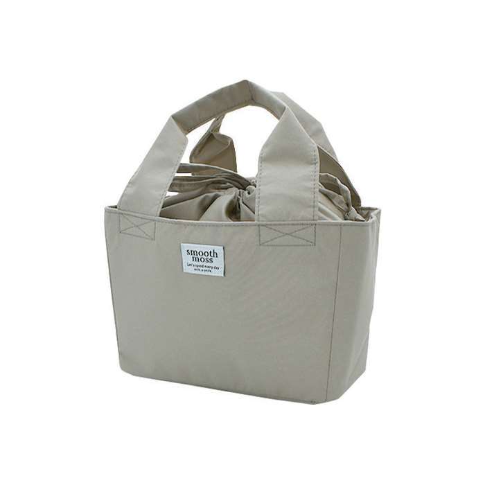 SEARCH WORD：ランチバッグ ランチトート 巾着口付き ランチバッグ お弁当バッグ お弁当入れ お弁当袋 ランチ袋 お弁当箱入れ お弁当箱袋 バッグ 袋 お弁当 べんとう ランチ 弁当箱入れ お弁当箱包 ポーチ おしゃれ かわいい かっこいい 便利 新学期 新生活 通勤 通学 学生 OL 社会人 会社員 お父さん お母さん 幼稚園 保育園 持ち歩き ピクニック アウトドア 行楽 お花見 おでかけ 遠足 レジャー ハイキング 巾着口商品概要：コロンとした形が可愛いランチバッグです。上部には巾着付きなので、高さのあるランチボックスでも収まります。形がしっかりしているので安定感があり、お弁当の傾きを防ぎます。商品仕様：■メーカー：現代百貨■JANコード：4516344093074■商品名：smooth moss ランチバッグ お弁当バッグ お弁当袋 巾着口付き トートバッグ ランチかばん 通勤 通学【SAND】■型番：A419SD■カラー：SAND（4516344093074：A419SD）■サイズ：W230×D115×H150■素材：ポリエステル・アルミ蒸着フィルム■原産国：CHINA■容量：3L■製品について：※商品の仕様、および外観、パッケージ等は予告なく変更される場合がございます。※画像はイメージです。コーディネイトなどに使用している商品は含まれません。※商品概要、仕様、サービス内容及び企業情報などは商品発表時点のものです。※最新の情報に関しましては、メーカーサイトをご覧ください。※発売前予約商品についてはメーカーの商品製造数により納期が遅れる場合やご注文キャンセルをお願いする場合がございます。