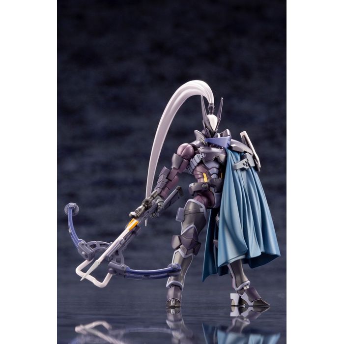 SEARCH WORD： ガバナー エクスアーマータイプ:ケツァール HG030X 4934054063581商品概要：超感覚的知覚をもってヴァリアントフォースを狩るガバナーがいる。白堊理研によってモノケロスと同時期に開発された特殊なアーマータイプを纏う“黒い狩人”ケツァールがそれである。彼らはモノケロスと同様に肉体を改造された強化兵士であるが、その方向性は大きく異なる。視覚・聴覚・嗅覚など“感覚器”の拡大と精度向上に比重が置かれ感覚神経を異常発達させた彼らは、ヒトが本来持つ危機察知能力を始めとした“野生の勘”とも言える超感覚的知覚の獲得に成功し、これは戦場でのサバイバビリティを飛躍的に高めることに繋がっている。積極的な攻撃意図をもって開発された「モノケロス」とは対照的に、味方を掩護することに特化した「ケツァール」はこの超感覚的知覚をもって何度も友軍の危機を救っている。凶暴性を伴う反射や即応反応の向上を重視した白兵戦特化のモノケロスに比べ、戦闘能力は多少劣るが、安定性や制御性を重要視したケツァールは脳神経の改質もモノケロス用に調整された被験者たちに比べ比較的軽微で済んでおり精神面での障害も少なく、現時点ではケツァールの配備数の方が多い。感覚強化の恩恵により、基本的に銃火器全般の扱いに秀でるが、その本領を発揮するのは弓や洋弓銃などの原始的な武具を扱う隠密戦であり、あらゆる電子的阻害要因を潜り抜け獲物を狩るのであった。エクスアーマータイプとその装着者は、開発から間もない兵器体系であるため戦場に投入された数自体は少ないものの、リバティー・アライアンスからは兵器としての完成度を高く評価され、白堊理研が提供する特殊部隊として今後の活躍に期待されている。商品仕様：■メーカー：コトブキヤ■JANコード：4934054063581■商品名：ガバナー エクスアーマータイプ:ケツァール ■型番：HG030X■仕様・詳細（1）：作品名：ヘキサギア仕様：組み立て式プラモデルスケール：1/24サイズ：全高 約89mm■仕様・詳細（2）：搭載武器・セキュリティ・ブランケット ・戦術複合弓 ・戦術洋弓銃商品仕様・全高89mmの小サイズながら“全身28カ所”が可動します。・使用素材は本体：ABS、POM手首パーツ、背面用ヘキサグラム：PVC製となり広い可動範囲を誇ります。・専用の手首パーツを使用することで弓を射るポーズをお楽しみいただけます。・付属武器の洋弓銃や弓は本体の手に持たせるほか、付属のアタッチメントを使用して3mmφ径穴などにマウントすることが可能です。・付属の矢はそれぞれを弓や洋弓銃本体に取り付けることができるほか、対応アタッチメントを使用して3mmφ径穴や2mmφ径穴の開いたパーツに取り付けることができます。・左肩に装備したセキュリティ・ブランケットは通常タイプ、アクションタイプの2種が付属、アクションポーズに合わせて選択式でお楽しみいただけます。・セキュリティ・ブランケットは拡張ユニットを介して背面のヘキサグラムコネクタに取り付ける仕様となっていますので別売りのガバナーに取り付けて遊ぶことができます。※形状的な制約がございますので一部対応しない商品がございます。・背面バックパックには「ヘキサグラムシステム」が装着できる“コネクタ”が標準装備されており、様々なパーツを取り付けてお楽しみいただけます。付属品・ガバナー エクスアーマータイプ：ケツァール本体×1・手首パーツ5種（弓持ち、銃持ち、通常武器持ち、握り、平手）×左右1セット・弓×1・矢（弓用）×1・矢束（弓用）×1・洋弓銃×1・矢束（洋弓銃用）×1・拡張ユニット×1・セキュリティ・ブランケット基部×1・セキュリティ・ブランケット布地（通常タイプ・アクションタイプ）各1・洋弓銃マウントパーツ（洋弓銃用φ3mm径軸接続）×1・汎用マウントパーツA（弓・洋弓銃用φ3mm径軸接続）×2・汎用マウントパーツB（弓・洋弓銃用φ2mm径軸接続）×2・頭部装飾パーツ×2・アーカイブカード×1・PVC製ヘキサグラム×1※本製品は再生産品となります。※画像は試作品です。実際の商品とは多少異なる場合がございます。また撮影用に塗装されております。※本製品はお客様ご自身で組み立てが必要となります。■ご注意：※プラモデル製品は組み立てが必要です。工具等はお客様でご用意下さい。※製品の仕様や価格は予告なく変更する場合があります。※掲載している画像は、実際の製品と一部異なる場合があります。※製品のパッケージ（外箱やスリーブ等）は本体を保護する目的となり、運搬におけるダメージについては不良交換の対象外となります。※新製品は発売日が変動する場合があります。※商品概要、仕様、サービス内容及び企業情報などは商品発表時点のものです。※最新の情報に関しましては、メーカーサイトをご覧ください。※発売前予約商品についてはメーカーの商品製造数により納期が遅れる場合やご注文キャンセルをお願いする場合がございます。