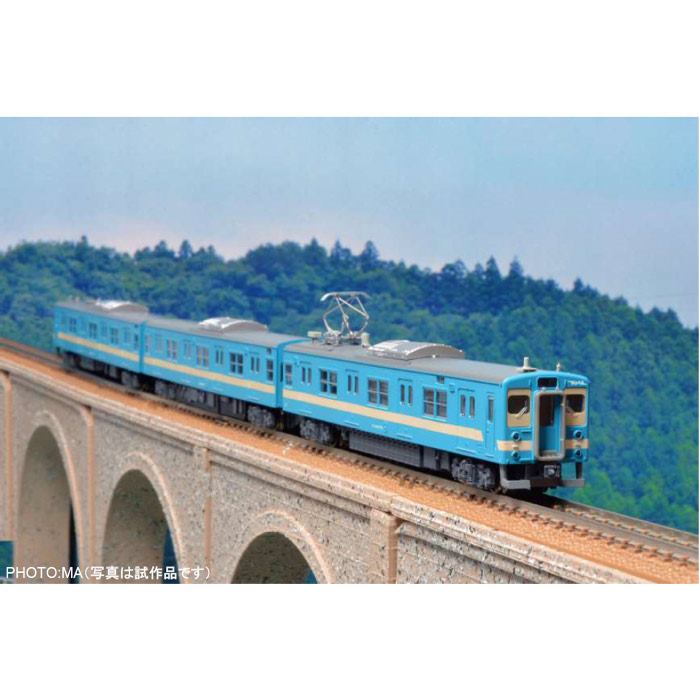 SEARCH WORD：鉄道模型 Nゲージ ジオラマ 模型 鉄道 電車 コレクション 趣味 玩具 おもちゃ 車両 電車 列車商品概要：1982年、筑肥線・唐津線の電化投入用ならびに翌年より開始された福岡市営地下鉄との直通運転用車両として新製されました。走行用機器は103系1000・1200に準じたものを主に使用していますが、車体の構造などは201系や105系に近く、103系のなかでも異色の存在です。登場時は水色を基調とし、アイボリー帯の塗装でした。1980年代末期以降スカートの取付が行われたほか、1990年代半ばよりメタリックグレイを基調とし、赤・黄を配した塗装に変更されました。また、末端区間における運用効率を考慮し、6両固定編成から3+3両に分割可能なように中間車に運転台を取り付ける改造が1989年から一部編成に対して行われました。2003年頃から塗装を303系に準じたものに再度変更されているほか、法改正にともなってトイレの増設も実施されました。2023年8月、3両1編成を登場時の国鉄色に変更し大きな話題となりました。商品仕様：■メーカー：マイクロエース■JANコード：4968279800515■商品名：Nゲージ 鉄道模型 103系1500番代 復活国鉄色 3両セット■型番：A1021■特長：・A1020（2021年2月出荷）を基にしたバリエーション製品・2023年8月に復活した国鉄色を早くも製品化・床下機器・台車はダークグレー、ベンチレーター撤去、クーラーは新型を搭載した姿・イベントで表示された行先を収録したシールを新規作成■スケール：Nゲージ■付属品：シール■ご注意：※商品画像はイメージです。色の濃淡は現物と異なる場合がございます。商品の色、配色、デザイン、仕様などは予告なく変更となる場合がございます。ご了承下さい。※新製品については発売時期が変更となる場合がございます。※商品概要、仕様、サービス内容及び企業情報などは商品発表時点のものです。※最新の情報に関しましては、メーカーサイトをご覧ください。※発売前予約商品についてはメーカーの商品製造数により納期が遅れる場合やご注文キャンセルをお願いする場合がございます。