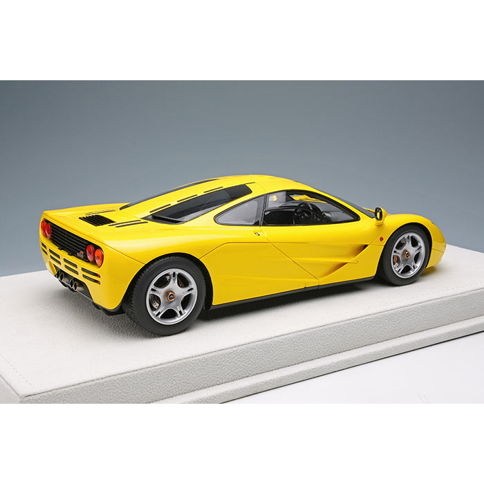 SEARCH WORD：ミニカー 模型 オモチャ おもちゃ 玩具 車 自動車 趣味 コレクション カー 1/18 スケール メイクアップ Makeup アイドロン McLaren マクラーレン F1商品概要：『EIDOLON(アイドロン)』の1/18スケール・ハンドメイド・モデルカーとして製作した「マクラーレンF1ロードカー1994」です。ゴードン・マレー氏が設計したマクラーレンのスーパースポーツカー「マクラーレンF1」を忠実に再現したモデルになります。　商品仕様：■メーカー：メイクアップ■JANコード：4570104428575■商品名：限定 1/18 マクラーレン F1 ロードカー 1994 チタニウムイエロー■型番：EML073E■【モデル解説】：原型の制作にあたっては、日本国内に存在する車両の3Dスキャンを行い、その採集データを極力忠実に1/18へ縮小することで、客観的な実車そのままのプロポーションを再現いたしました。エクステリアのほか、中央に運転席を備えた3シーターを特徴とするインテリアも3Dスキャンを行ってこちらも、サイズや意匠などを1/18に忠実にスケールダウンしています。F1の外観はエアロパーツの一切を備えないことでも知られ、シンプルながら緩やかなアールや独特なキャラクターラインで構成されるため、その表現に拘っています。ウィンドウ類は三次曲面の表現に優れ、ボディとのフラッシュサーフィス感の演出にも長けた金型成型のプラスチック部 品を使用。ヘッドライトカバーも同様の手法での表現となります。タイヤは現代の目で見ればややクラシカルな印象もある45%扁平の17インチを前後に履いており、それに組み合わせられるホイールもセンターロックであることを除けば凡庸なデザインとなりますが、これらもモデル映えを意識して大径化などはせず、車高も含めてマクラーレンF1の30年前のあるがままの姿の再現を重視しています。ホイール越しに覗くブレンボ製のモノブロックキャリパーやドリルドローターはレジン製部品と金属製部品の組み合わせで質感にもこだわっています。こちらの製品は開閉個所のないプロポーションモデルとなりますが、リアウィンドウから覗くエンジンや、フィン越し、リア背面のグリルメッシュ越しに見える排気管などは、可能な限り立体的に見えるような造形、彩色を施しています。弊社では今後はこのF1を皮切りに、近現代の車両まで、マクラーレンのロードカーを多数ラインナップ展開していく予定ですの、ご期待ください。まずはそのコレクションの第1歩として、是非このF1を貴兄のモデルカー・ガレージに納めていただければ幸いです。■ご注意：※製品の仕様や価格は予告なく変更する場合があります。※掲載している画像は、実際の製品と一部異なる場合があります。※製品のパッケージ（外箱やスリーブ等）は本体を保護する目的となり、運搬におけるダメージについては不良交換の対象外となります。※新製品は発売日が変動する場合があります。※商品概要、仕様、サービス内容及び企業情報などは商品発表時点のものです。※最新の情報に関しましては、メーカーサイトをご覧ください。※発売前予約商品についてはメーカーの商品製造数により納期が遅れる場合やご注文キャンセルをお願いする場合がございます。