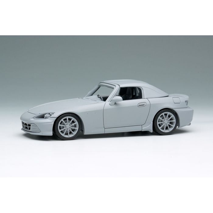 SEARCH WORD：メイクアップ Makeup ミニカー 模型 コレクション 趣味 ホビー インテリア 玩具 おもちゃ スポーツカー クーペ 1/43 S2000商品概要： 『EIDOLON(アイドロン)』の1/43スケール・ハンドメイド・モデルカーとして製作した「ホンダ S2000 20th Anniversary (AP2) 2020」です。 S2000の生誕20周年を記念してホンダアクセスからリリースされたアクセサリーパーツを装備した「S2000 20th Anniversary (AP2)」を忠実に再現したモデルとなります。※画像はイメージです。ご注文商品のカラーにご注意下さい。商品仕様：■メーカー：メイクアップ■JANコード：4570104430127■商品名：1/43スケールホンダ S2000 20th Anniversary (AP2) 2020 プラチナムホワイトパール ミニカー■型番：EM729B■カラー：プラチナムホワイトパール■スケール：1/43■車両解説：本田技研工業の創立50周年を記念して企画されたスポ―ツカーS2000。同車が発売されたのは1999年のことでした。ホンダのFRスポーツカーとしては前身となるS800が1970年に生産を終えて以来、実に29年ぶりの復活とあって大いに話題を呼びました。ボディ形状はオープン2シーターのみで、専用チューンが施されて自然吸気2リッターながら250馬力を発生するF20Cエンジンをフロントミッドに搭載していましたが、注目されたのはその車体で、堅牢かつ軽量なハイXボーンフレーム構造の採用によってクローズドボディ車と同等の剛性を確保していたと言われます。シュアで剛性感のあるハンドリングに拘るためにステアリングはチルト機構すら持たない固定式とされ、インパネにはグローブボックスも備わらないなど、走りのためにある程度の快適性には目を瞑るという姿勢が貫かれていました。S2000は1999年の発売から2009年まで、基本設計は変えずに生産が続けられましたが、大きく分けて初期の2リッターモデル、バンパーの意匠などフェイスリフトを行った中期型、そしてエンジン排気量を2.2リッターに拡大した後期型が存在します。2リッターモデルをAP1、2.2リッターモデルをAP2と呼ぶのが一般的です。そんなS2000の生誕20周年を記念して、2020年、ホンダ車の純正アクセサリーパーツの製造も手掛けるホンダアクセスが“20年目のマイナーモデルチェンジ”をコンセプトに、S2000用のパーツの販売を開始。今回モデル化したのは、エアロバンパーやリアスポイラー、リアストレーキといったパーツ群をフル装備した車両となっています。■モデル解説：今回題材に選んだのは、ホンダの純正アクセサリーパーツの製造を手掛ける、ホンダアクセス製のパーツをまとった個体となります。実際にホンダアクセスのエアロバンパーやリアスポイラー、後輪前方のリアストレーキを装着している車両を取材し3Dデータを作成しました。ホンダアクセスのエアロバンパーは見た目の派手さよりも、「もし今でもホンダがS2000を製造して、マイナーチェンジでフェイスリフトを行ったらどうなるか」、というコンセプトで製作されており、実際に空力性能も向上させるなど、機能性も高めた造形となっています。オープンカー故にむき出しの状態で視界に飛び込んでくるインテリアも本モデルの見せどころのひとつです。実車の3Dスキャンデータを元に、材質や手触りなどを考慮に入れながら、柔らかく見せたい部分には適度なアールを、硬質に見せたい箇所にはエッジの利いた造形を行い、実車らしい雰囲気と質感の演出に拘っています。トップはオープン時のトノカバーの部品とカーボン製ハードトップを用意しましたので、異なるふたつの表情をお楽しみいただけます。その他、シャープな造形とそれを実現させるための強度を持ち合わせたホワイトメタル製ホイール、彫りの深い表情を見せる前後の灯火類など、幾度も試作を行い、最適な状態を目指せる自社設計の強みを活かした切れ味鋭いディテールをご確認ください。弊社では今後も種々のS2000のバリエーションモデルを展開予定ですのでホンダファンの皆様は是非ご期待ください。■ご注意：※製品の仕様や価格は予告なく変更する場合があります。※掲載している画像は、実際の製品と一部異なる場合があります。※製品のパッケージ（外箱やスリーブ等）は本体を保護する目的となり、運搬におけるダメージについては不良交換の対象外となります。※新製品は発売日が変動する場合があります。※商品概要、仕様、サービス内容及び企業情報などは商品発表時点のものです。※最新の情報に関しましては、メーカーサイトをご覧ください。※発売前予約商品についてはメーカーの商品製造数により納期が遅れる場合やご注文キャンセルをお願いする場合がございます。