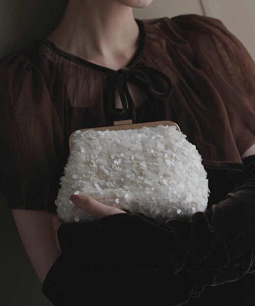 Ivory Detail 商品詳細 2wayマットスパンコールがま口クラッチバッグ(BA1761) マットスパンコールの輝きをまとった上品がま口パーティーバッグ 光沢を抑えたスパンコールを全体にあしらった丸みのあるがま口クラッチ。 コンパクトなサイズ感ながら存在感があり、ドレススタイルに上品になじみます。 【ディテール】 繊細なスパンコールを贅沢に散りばめた宝石のような存在感のがま口バッグ。 ・生地 上品な輝きを放つマットスパンコールを全面にあしらった生地。 光の角度で表情が変わります。 ・がま口 キャラメル型のシンプルながま口。 オコシを持ち上げて開きます。 閉める時はツメをはめ込みます。 ・ポケット 内側にファスナー付きのポケットが付いているので、小物の管理もしやすいです。 ・チェーン 取り外し可能な108cmのチェーン付きで ショルダーでも使える2way仕様。 サイズ：横:17cm×縦:16cm×マチ:12cm 付属品：チェーン 108cm 【カラー】 ・アイボリー コーデアイテム ワンピース　ブラウン ※こちらの商品はセレクト商品になります。 ●おすすめシーン 結婚式、披露宴、セレモニー、2次会(二次会)、1.5次会などのお呼ばれや、成人式、同窓会、謝恩会、婚活、街コンなどのパーティーシーンはもちろん、デートや女子会、誕生日会、演奏会、発表会など、20代・30代・40代・50代まで幅広いシーンでドレスアップできるエレガントなパーティーバッグです。 サイズ サイズ 横:17cm×縦:16cm×マチ:12cm 商品仕様 ◆カラー：アイボリー 備　考 ※こちらの商品はセレクト商品になります。※商品を平置きにし、メジャーにて手作業による採寸をしております。若干誤差がございます。サイズ等で不明な点はお問い合わせください。 ◆レビューは商品到着後でお願いします。 ■ご利用ガイド■