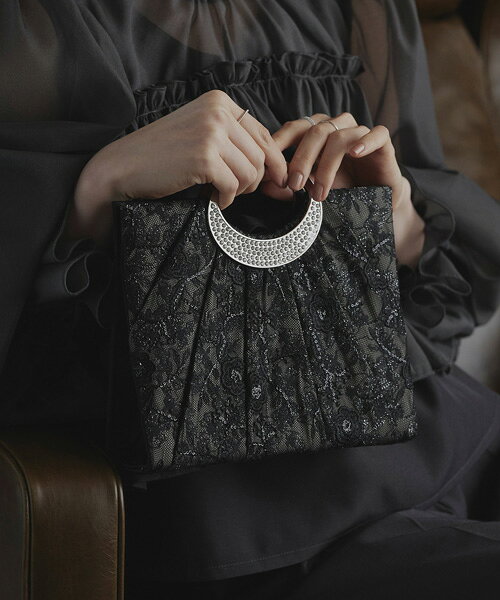 Black Ivory Detail 商品詳細 ビジューハンドルスパンコール刺繍レースハンドバッグ(BA1762) ビジューハンドルがきらめく 刺繍レースのハンドバッグ スパンコールを織り交ぜた刺繍レースで仕立てたスクエア型のハンドバッグです。 ビジュー付きのメタルハンドルがアクセントになり、 パーティーにふさわしい存在感があります。 【ディテール】 ・生地 立体感のある花柄のレースにスパンコールを散りばめた華やかな生地。 ※レースの柄の出方には個体差があり、 商品により画像と見え方が異なる場合がございます。 ・内ポケット＆留め具 内側にはリップポケット＆ポケットが付いています。 ボタンはマグネットで簡単に開閉できます。 ・ハンドル メタルパーツにビジューを付けた華やかなハンドルです。 ・チェーン 取り外し可能なチェーン付き。 ハンドバッグとしてもショルダーとしても使える2way仕様です。 サイズ：横:21.5cm×縦:18cm×マチ:6.5cm 付属品：チェーン 108cm 【カラー】 ・アイボリー コーデアイテム ワンピース　ブラウン ・ブラック コーデアイテム セットアップ　チャコールグレー ※こちらの商品はセレクト商品になります。 ●おすすめシーン 結婚式、披露宴、セレモニー、2次会(二次会)、1.5次会などのお呼ばれや、成人式、同窓会、謝恩会、婚活、街コンなどのパーティーシーンはもちろん、デートや女子会、誕生日会、演奏会、発表会など、20代・30代・40代・50代まで幅広いシーンでドレスアップできるエレガントなパーティーバッグです。 サイズ サイズ 横:21.5cm×縦:18cm×マチ:6.5cm 商品仕様 ◆カラー：アイボリー/ブラック 備　考 ※こちらの商品はセレクト商品になります。※商品を平置きにし、メジャーにて手作業による採寸をしております。若干誤差がございます。サイズ等で不明な点はお問い合わせください。 ◆レビューは商品到着後でお願いします。 ■ご利用ガイド■