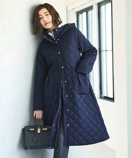 2025秋冬新作 レディース キルティングコート ロングコート 中綿 エコダウン ロングダウン 丈長め アウター 上着 フード 長袖 冬 暖かい 保温 防寒 上品 きれいめ 大人カジュアル ミセス 通勤 体型カバー 美シルエット シンプル 高級感 黒 紺 白 即日発送 プレゼント ギフトのサムネイル