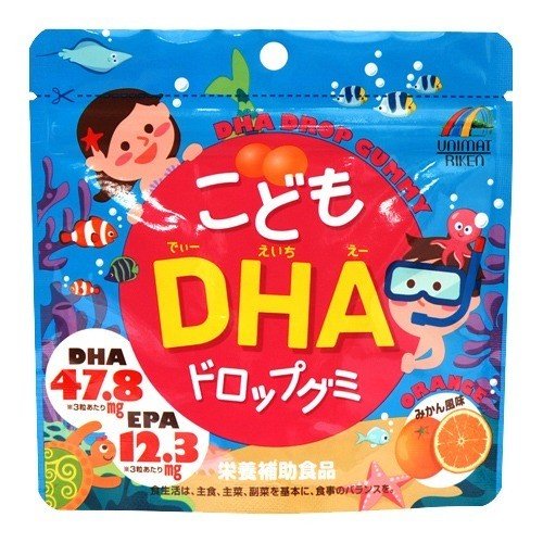 ■リケン こどもDHA ドロップグミ【ユニマットリケン】 ●みかん風味の味付けで、魚の苦手なお子様にもおいしく召し上がれて、DHA・EPAが摂取できる、グミタイプのサプリメントです。 ●お子様をはじめ、大人の方も安心して召し上がっていただける食べやすいサイズのグミタイプの栄養補助食品です。 ●1日3粒で、DHA47.8mg、EPA12.3mg摂取できます。 内容量 約90粒 召し上がり方 栄養補助食品として、1日3粒を目安に良くかんでお召し上がりください。 原材料 砂糖、水飴、DHA含有精製魚油、温州みかん果汁、粉末オブラート(大豆を含む)、でん粉／ソルビトール、ゲル化剤(ペクチン)、光沢剤、香料、pH調製剤、乳化剤(大豆由来)、ビタミンE、増粘剤(アラビアガム)、パプリカ色素 栄養成分 (3粒(標準2.73g)当たり) エネルギー・・・11.248kcaL たんぱく質・・・0g 脂質・・・0.262g 炭水化物・・・2.241g 食塩相当量・・・0.005g DHA・・・47.8mg EPA・・・12.3mg アレルギー物質 大豆 注意事項 ・高温多湿、直射日光を避けて冷暗所(28度以下)に保存してください。 ・開封後はチャックをしっかりと閉めて保管し、お早めにお召し上がりください。 ・体に合わない時は、ご使用をおやめください。 ・まれに色が変わる場合がありますが、品質には問題ありません。 ・使用している原材料の性質上、特有の匂いがする場合がありますが、品質には問題ありません。 ・食品アレルギーのある方は、原材料欄をご確認の上、お召し上がりにならないでください。 ・お子様やお年寄りの方が召し上がる際には、保護者の方が付き添いの上、のどにつまらせないようご注意ください。 原産国 日本 広告文責 多賀城ファーマシー株式会社 TEL：022-362-1675 製造元 ユニマットリケン 107-0062 東京都港区南青山2-7-28 0120-66-2226 区分 食品 ※パッケージデザイン・内容量等は予告なく変更されることがあります。