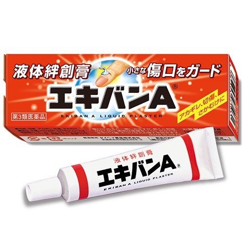 ■エキバンA 【タイヘイ薬品】 ●アカギレ・切り傷・さかむけなどにお使いいただける液体状の絆創膏です。 ●温水にはがれやすい絆創膏やホータイとちがい、サッとひと塗りで目立たない殺菌性の透明な保護膜 ●透明な皮膜を作り、ばい菌やホコリなどから守ります。 ●お湯や水仕事にもはがれにくいので、ご家庭や職場はもちろん、スポーツ・レジャーなどでもお使いいただけます。 内容量 10g 効能・効果 アカギレ・切傷・さかむけ 使用上の注意 ●してはいけないこと （守らないと現在の症状が悪化したり、副作用・事故が起こりやすくなります。） 1．次の部位には使用しないでください。 　(1)大きな切傷、深い切傷、ただれ、化膿、やけど、出血している患部 　(2)目や目のまわり等、皮膚の敏感な部位、粘膜等 　(3)顔面、頭部 　(4)ひげそり、脱毛、除毛、脱色等により傷んだ皮膚 ●相談すること 1．次の人は使用前に医師、薬剤師又は登録販売者に相談してください。 　(1)医師の治療を受けている人 　(2)薬などによりアレルギー症状を起こしたことのある人 2．ご使用後、次の症状があらわれた場合は副作用の可能性があるので、直ちに使用を中止し、この文書を持って医師、薬剤師又は登録販売者に相談してください。 関係部位・・・皮膚 症状・・・・・・・発疹・発赤、かゆみ、かぶれ等 成分・分量 （100g中） 主成分・・・ピロキシリン 分量・・・・・15g 添加物として、dl−カンフル、ベンジルアルコール、ヒマシ油、酢酸エチル、酢酸ブチル 用法・用量 患部に適量塗布 （用法・用量に関連する注意） ＊キャップのとがっている先で、チューブの口に穴をあけてください。 ＊傷口を清潔にし、水分や血をよく拭き取り、傷口のみに適量を塗ってください。 ＊そのまま乾かしてください。 (1)定められた用法・用量を守ってください。 (2)本剤は外用にのみ使用し、内服はしないでください。 (3)目に入らないように注意してください。 　　万一目に入った場合は、すぐに水又はぬるま湯で洗い直ちに眼科医の診療を受けてください。 (4)数回の水仕事や入浴で被膜がはがれてきた時は、乾かした後に再びエキバンAを塗ってください。 (5)形成した被膜を無理にはがそうとすると、皮膚を傷めてしまう可能性があります。はがす際には、注意してください。 (6)傷口以外に広く塗らないでください。 (7)薬液により傷口を刺激するため、小児に使用の際にはご注意ください。 　又、ご使用の場合は、保護者の監督のもとご使用ください。 (8)有機溶剤が含まれているので、気管支炎（喘息等）のある方は、注意してください。 保管及び取扱い上の注意 (1)小児の手の届かないところに保管してください。 (2)直射日光をさけ、涼しいところに密栓して保管してください。 (3)誤用をさけ、品質を保持するため、他の容器に入れかえないでください。 (4)火気に近づけないでください。 (5)使用期限を過ぎたものについてはご使用にならないでください。 (6)ご使用後はチューブの口についた薬液をよくふきとってから、キャップで密栓し保管してください。 (7)衣類等につきますと取れにくくなりますので、充分注意してください。 使用期限 使用期限まで180日以上あるものをお送りします。 製造販売元 タイヘイ薬品株式会社　お客様相談室 電話番号：0120-703−607 受付時間：9：00〜17：00　（土、日、祝日を除く） 広告文責 多賀城ファーマシー株式会社 薬剤師：根本一郎 TEL：022-362-1675 原産国 日本 リスク区分 第3類医薬品 ※パッケージデザイン・内容量等は予告なく変更されることがあります。 ■この商品は医薬品です。用法・用量を守り、正しくご使用下さい。 医薬品販売に関する記載事項（必須記載事項）はこちら