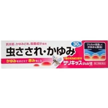 ■サリキッスジェルVII【ジャパンメディック】 ・ジェルタイプで、スーッとここちよい清涼感を与えます。 ・抗炎症成分（デキサメタゾン酢酸エステル、グリチルレチン酸）により、虫さされ等によるはれ・赤みを改善し、かゆみ止め成分（ジフェンヒドラミン塩酸塩、クロタミトン）により、かゆみをすばやく鎮めます。 また、殺菌成分（イソプロピルメチルフェノール）が掻き壊した患部の雑菌の繁殖を抑え、症状の悪化を防ぎます。 内容量 30g 効能・効果 虫さされ，かゆみ，湿疹，皮膚炎，かぶれ，じんましん，あせも，しもやけ 使用上の注意 ●してはいけないこと 〈守らないと現在の症状が悪化したり，副作用が起こりやすくなります〉 1．次の部位には使用しないでください。 　（1）水痘（水ぼうそう），みずむし・たむし等又は化膿している患部 　（2）目の周囲，粘膜等 2．顔面には，広範囲に使用しないでください。 3．長期連用しないでください。 ●相談すること 1．次の人は使用前に医師，薬剤師又は登録販売者に相談してください。 　（1）医師の治療を受けている人 　（2）妊婦又は妊娠していると思われる人 　（3）薬などによりアレルギー症状を起こしたことがある人 　（4）患部が広範囲の人 　（5）湿潤やただれのひどい人 2．使用後，次の症状があらわれた場合は副作用の可能性がありますので，直ちに使用を中止し，この説明文書を持って医師，薬剤師又は登録販売者に相談してください。 ［関係部位：症状］ 皮ふ：発疹・発赤，かゆみ，はれ，かぶれ，乾燥感，刺激感，熱感，ヒリヒリ感 皮ふ（患部）：みずむし・たむし等の白癬，にきび，化膿症状，持続的な刺激感 3．5〜6日間使用しても症状がよくならない場合は使用を中止し，この説明文書を持って医師，薬剤師又は登録販売者に相談してください。 成分・分量 100g中 デキサメタゾン酢酸エステル0.025g、ジフェンヒドラミン塩酸塩1.0g グリチルレチン酸0.3g、イソプロピルメチルフェノール0.1g クロタミトン5.0g、l-メントール3.5g、dl-カンフル3.0g ●添加物 1,3-ブチレングリコール，カルボキシビニルポリマー，ヒプロメロース，ジイソプロパノールアミン，エデト酸ナトリウム，エタノール 用法・用量 1日数回，適量を患部に塗布してください。 ●用法関連注意 1．定められた用法・用量をお守りください。 2．小児に使用させる場合には，保護者の指導監督のもとに使用させてください。 3．目に入らないように注意してください。万一，目に入った場合には，すぐに水又はぬるま湯で洗ってください。なお，症状が重い場合には，眼科医の診療を受けてください。 4．本剤にはアルコールが含有されているため，塗布した時にしみることがあります。 5．本剤のついた手で，目など粘膜にふれないでください。 6．本剤は外用にのみ使用し，内服しないでください。 ※擦り込むように塗ると，ジェルが固まり肌から剥がれることがありますので，薄くのばし肌にのせるように塗布してください。 また，本剤の特性上，塗布したジェルが透明な膜状となることがありますが，配合されている原料由来のもので，薬剤の有効性，安全性には影響ございません。 保管及び取扱い上の注意 1．高温を避け，直射日光の当たらない涼しい所に立てて保管してください。 2．小児の手の届かない所に保管してください。 3．他の容器に入れ替えないでください。（誤用の原因になったり，品質が変わります。） 4．火気に近づけないでください。 5．時計，めがね等の金属類，プラスチック類，化学繊維類，皮革製品，塗装のしてある床・家具等に付着すると変質することがありますので，付着しないよう注意してください。 6．衣類に付着した場合は，なるべく早く水又は洗剤で洗ってください。 7．使用期限を過ぎた製品は使用しないでください。 使用期限 使用期限まで180日以上あるものをお送りします。 製造販売元 ジャパンメディック株式会社 問い合わせ先：お客様相談窓口 電話：076-438-1107 受付時間：月〜金（祝日・年末年始を除く）9：00〜17：00 広告文責 多賀城ファーマシー株式会社 薬剤師：根本一郎 TEL：022-362-1675 原産国 日本 リスク区分 第(2)類医薬品 ※パッケージデザイン・内容量等は予告なく変更されることがあります。 ■この商品は医薬品です。用法・用量を守り、正しくご使用下さい。 医薬品販売に関する記載事項（必須記載事項）はこちら