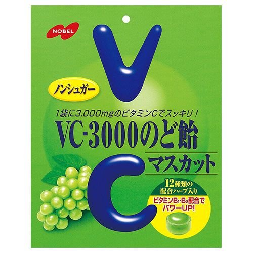 ■VC-3000のど飴マスカット 【ノーベル製菓】 1袋にビタミンC3000mg(レモン果汁150個分)と、ペパーミント・セージ・タイムなど12種類の配合ハーブとカリンエキスが入った、ノンシュガーで、カロリーが気になる方にもうれしいヘルシータイプです。ビタミンB1・B2配合でさらにパワーUP！ 内容量 90g 原材料 還元パラチノース（ドイツ製造）、還元水飴、ハーブエキス、カリンエキス／ビタミンC、香料、甘味料（アスパルテーム・L-フェニルアラニン化合物、ステビア）、着色料（ウコン）、ビタミンB2、ビタミンB1 栄養成分表示 1粒（3.8g）当り エネルギー：8.7kcal たん白質：0g 脂　質：0.02g 炭水化物：3.70g ナトリウム：2mg 糖　類：0g ビタミンC：140mg ビタミンB1：0.006mg ビタミンB2：0.007mg 原産国 日本 広告文責 多賀城ファーマシー株式会社 TEL：022-362-1675 製造元 ノーベル製菓株式会社 区分 食品 ※パッケージデザイン・内容量等は予告なく変更されることがあります。