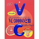 ■VC-3000のど飴ピンクグレープフルーツ【ノーベル製菓】 ●1袋にビタミンC3000mgと12種類の配合ハーブ、ビタミンB1、B2が入ったノンシュガーのど飴です。 ●甘酸っぱくて爽やかなピンクグレープフルーツ味 内容量 90g 原材料 還元パラチノース、還元水飴、濃縮グレープフルーツ果汁、ハーブエキス、カリンエキス、ビタミンC、酸味料、甘味料(アスパルテーム・L-フェニルアラニン化合物、ステビア、アセスルファムK)、香料、着色料(アントシアニン、紅花黄)、ビタミンB2、ビタミンB1 栄養成分表示 1粒（3.8g）当り エネルギー・・・8.7kcaL たんぱく質・・・0g 脂質・・・0.01g 炭水化物・・・3.70g ナトリウム・・・2mg 糖類・・・0g ビタミンC・・・140mg ビタミンB1・・・0.006mg ビタミンB2・・・0.007mg 原産国 日本 広告文責 多賀城ファーマシー株式会社 TEL：022-362-1675 製造元 ノーベル製菓株式会社 区分 食品 ※パッケージデザイン・内容量等は予告なく変更されることがあります。