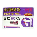 ※パッケージデザイン等は予告なく変更されることがあります。 くしゃみ、鼻水、発熱、頭痛など、かぜの症状がではじめたら、こじらせる前にできるだけ早く治すことが大切です。ガノン顆粒KAは、漢方処方（生薬）の柴胡桂枝湯エキスと解熱鎮痛剤、抗ヒスタミン剤、鎮咳剤、去痰剤などを効果的に配合した顆粒状のかぜ薬で、かぜの諸症状をやわらげ、健康な体への回復をたすけます。 効果：効能 かぜの諸症状（悪寒、発熱、頭痛、のどの痛み、関節の痛み、筋肉の痛み、せき、たん、鼻水、鼻づまり、くしゃみ）の緩和 用法：用量 ■下記の量を1日3回食後なるべく30分以内服用してください 年齢 1回量 成人（15歳以上） 1包 11歳以上15歳未満 2/3包 7歳以上11歳未満 1/2包 3歳以上7歳未満 1/3包 1歳以上3歳未満 1/4包 1歳未満の乳幼児 服用しない 成分 ■1日量　（3包4.5g）中■ 成分 含量 柴胡桂枝湯エキス（処方換算量5,168mg） 760mg アセトアミノフェン 900mg d-クロルフェニラミンマレイン酸塩 3.5mg ジヒドロコデインリン酸塩 24mg dl-メチルエフェドリン塩酸塩 60mg グアヤコールスルホン酸カリウム 240mg 無水カフェイン 75mg リボフラビン 12mg 合成ケイ酸アルミニウム 1200mg 【添加物】アスパルテーム（L-フェニルアラニン化合物）・サッカリンNa・二酸化ケイ素・バレイショデンプン・ヒドロキシプロピセルロース・香料 保管上の注意 （1）直射日光の当たらない湿気の少ない涼しい所に密栓して保管してください。 （2）小児の手の届かない所に保管してください。 （3）他の容器に入れ替えないでください。誤用の原因になったり、品質が変わるおそれがあります。 （4）使用期限をすぎた製品は、使用しないでください。 （5）容器の開封日記入欄に、開封した日付を記入してください。※その他、医薬品は使用上の注意をよく読んだ上で、それに従い適切に使用して下さい。※ページ内で特に記載が無い場合、使用期限1年以上の商品をお届けしております。 内容量 10包 製造販売元 天野商事株式会社 〒460-0002 名古屋市中区丸の内三丁目13番12号 052-951-2340 使用期限 使用期限が180日以上あるものをお送りします 製造国 日本 商品区分 指定第二類医薬品 広告文責 有限会社　永井 (072-960-1414・090-8657-5539)　