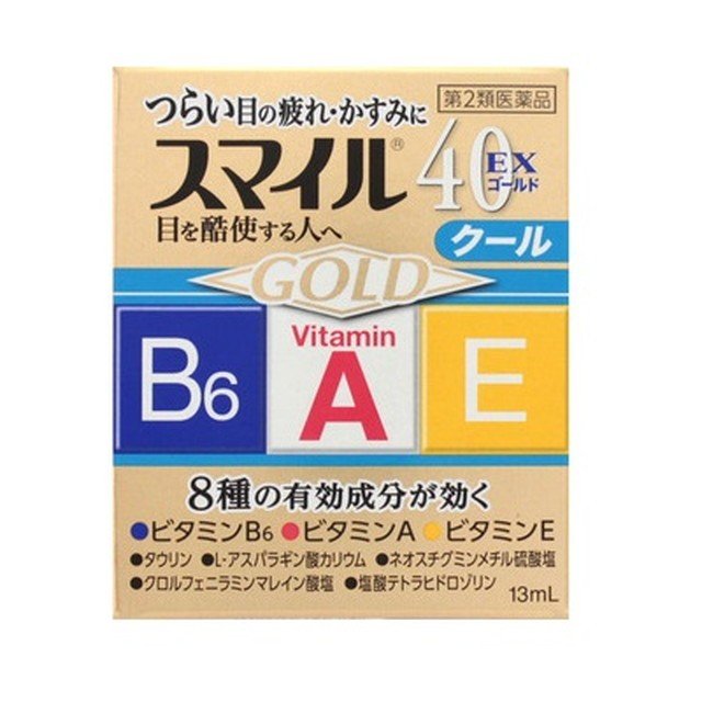 ※パッケージデザイン等は予告なく変更されることがあります トリプルビタミン処方 3種類のビタミン（ビタミンA、ビタミンE、ビタミンB6）が、つらい「目の疲れ」「目のかすみ」を改善する ビタミンA 瞳に直接働き、視覚機能を正常にします角膜細胞を再生する作用や目の潤いを保つ作用があります ビタミンE 抗酸化・抗炎症・血行促進作用で細胞膜を安定化します ビタミンB6 目の組織呼吸を活発にします ダブルアミノ酸処方 2種類のアミノ酸（タウリン、L-アスパラギン酸カリウカリウム）が、疲れた瞳に直接働き、目の細胞の代謝を高める タウリン 目の細胞の新陳代謝を促します L-アスパラギン酸カリウム 瞳に酸素を取りこむのを助けます ピント調整機能 瞳のピント調節機能を高める「ネオスチグミンメチル硫酸塩」を基準内最大量配合 「目のかゆみ」「目の充血」にも優れた効果を発揮する クロルフェニラミンマレイン酸塩の抗ヒスタミン作用、塩酸テトラヒドロゾリンの抗充血作用で「目のかゆみ」、「目の充血」などの不快な症状を改善します じんわり冷たいさし心地で、疲れ目に気持ちがよい ビタミンAの瞳への働き 目の表面は涙で覆われ、外界からの刺激を防御しています。しかし、パソコン画面の凝視などにより涙量や質が低下すると、目の健全な機能は低下します。ビタミンAは涙の安定化を助け、外界からの刺激から瞳を守ります。こうした働きのある「ビタミンA」を市販目薬に配合しているのは、日本では当社の「スマイル」シリーズだけです 効能・効果 目の疲れ、目のかすみ（目やにの多いときなど）、目のかゆみ、結膜充血、眼瞼炎（まぶたのただれ）、眼病予防（水泳のあと、ほこりや汗が目に入ったときなど）、紫外線その他の光線による眼炎（雪目など）、ハードコンタクトレンズを装着しているときの不快感 成分・分量 100ml中 有効成分 分量 はたらき レチノールパルミチン酸エステル (ビタミンA) 33,000単位 瞳に直接働き、目の機能を活性化するビタミンです 酢酸d-α-トコフェノール (天延ビタミンE) 0.05g 血行を医促進して、栄養を瞳に補給するビタミンです ピリドキシン塩酸塩 (ビタミンB6) 0.03g 新陳代謝を促す作用があるビタミンです l&#8722;アスパラギン酸カリウム (栄養成分) 1.0g 瞳に酸素を取り込むアミノ酸です タウリン (栄養成分) 0.1g 新陳代謝を促す作用があるアミノ酸です クロルフェニラミンマレイン酸塩 0.03 目のかゆみ等の不快な症状を抑えます 塩酸テトラヒドロゾリン 0.01g 目の充血を抑えます ネオスチグミンメチル硫酸塩 0.005g 目のピント調整機能を改善します 添加物として、ホウ酸、トロメタモール、エデト酸Na、BHT、ポリオキシンエチレン硬化ヒマシ油、ポリソルベート80、プロピレングリコール、l&#8722;メントール、dl&#8722;カンフル、d-ボルネオール、等張化剤、ph調整剤含む 用法・用量 1日3&#12316;6回、1回1&#12316;3滴を点眼してください 容量 13ml 使用上の注意 相談すること 次の人は使用前に医師又は薬剤師に相談してください 医師の治療を受けている人 本人または家族がアレルギー体質の人 薬によりアレルギー症状を起こしたことがある人 次の症状のある人・・・激しい目の痛み 次の診断を受けた人・・・緑内障 次の場合は、直ちに使用を中止し、この文書を持って医師又は薬剤師に相談してください 使用後、次の症状があらわれた場合 皮膚・・・発疹・発赤、かゆみ 目・・・・充血、かゆみ、はれ、しみて痛い 目のかすみが改善されない場合 5&#12316;6日間使用しても症状がよくならない場合 用法・用量に関連する注意 過度に使用すると、異常なまぶしさを感じたり、かえって充血を招くことがあります 小児に使用させる場合には、保護者の指導監督のもとに使用させてください 容器の先をまぶた、かつげに触れさせないでください また、混濁したものは使用しないでください(汚染や異物混入(めやにやホコリ等)の原因になります) ソフトコンタクトレンズを装着したまま使用しないでください 点眼用にのみ使用してください 保管及び取扱い上の注意 直射日光の当たらない涼しい所に密栓して保管して下さい 小児の手の届かない所に保管してください 他の容器に入れ替えないでください(誤用の原因になったり品質が変わります) 他の人と共用しないでください 使用期限(外箱の底面に書いてあります)の過ぎた製品は使用しないでください なお、使用期限内であっても一度開封した後は、なるべく早くご使用ください 容器を横にして点眼したり、保存の状態によっては、水滴や成分の結晶が容器の先やキャップの内側につくことがあります。その場合には清潔なガーゼ等で軽くふきとってご使用ください この目薬は、携帯袋を入れておりません メーカー名 ライオン株式会社 〒130-8644 東京都墨田区本所1-3-7 0120-813-752 製造国 日本 商品区分 第2類医薬品 広告文責 有限会社　永井(090-8657-5539,072-960-1414)　