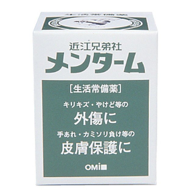 ※パッケージデザイン等は予告なく変更されることがあります。 ■ 傷、手あれ、カミソリ負け、虫さされなど幅広く使用でき、また年齢を問わず使用できます ■ 皮膚の表面を被覆して外側からの刺激からお肌を守ります ■ また血行の改善や消炎、鎮痛、鎮痒、殺菌・防腐作用があるので肌荒れ、やけど、カミソリ負け、すり傷、虫さされ、打撲傷などの治療薬としてお使いいただけます 効能・効果 すり傷、やけど、しもやけ、虫刺され、そり傷、切り傷、打撲傷、神経痛、かゆみ、靴ずれ、ひび、あかぎれ、筋肉ロイマチス、皮膚炎症 成分・分量 dl-カンフル 9.60％、l-メントール 1.35％、ユーカリ油 1.30％ 添加物として白色ワセリン、黄色ワセリン、パラフィン、酸化チタン、パイン油、サリチル酸メチルを含有します 用法・用量 適量を患部にかるく塗るか、又はよく擦り込んでください 容量 85g ご注意 使用上の注意 相談すること 次の人は服用前に医師、薬剤師又は登録販売者に相談してください 医師の治療を受けている人 薬などによりアレルギー症状を起こしたことがある人 湿潤やただれのひどい人 服用後、次の症状があらわれた場合は副作用の可能性がありますので、直ちに服用を中止し、この文書を持って医師、薬剤師または登録販売者に相談してください 5〜6日間使用しても症状がよくならない場合は使用を中止し、この文書を持って医師、薬剤師または登録販売者に相談してください 使用法に関連する注意 定められた用法を守ってください 小児に使用させる場合には、保護者の指導監督のもとに使用させてください 目に入らないように注意してください。万一、目に入った場合には、すぐに水またはぬるま湯で洗ってください。なお、症状が重い場合には、眼科医の診療を受けてください 本剤は外用にのみ使用してください 保管および取り扱い上の注意 直射日光の当たらない湿気の少ない涼しい所に密栓して保管してください 小児の手の届かない所に保管してください 誤用をさけ、品質を保持するため、ほかの容器に入れ替えないでください 使用期限を過ぎた製品は使用しないでください。なお、使用期限内であっても、開封後はなるべく早く使用してください メーカー名 株式会社　近江兄弟社 商品区分 医薬品＞皮ふのお薬＞すり傷・切り傷 広告文責 有限会社　永井 (072-960-1414・090-8657-5539) 　　