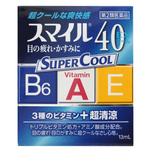 ■特長 「スマイル40EXクール 13ml」は、目の疲れ・かすみのための点眼液です。 目への疲れ・かゆみ・かすみ・充血に。医薬品。 ■成分・分量(100ml中) レチノールパルミン酸エステル(ビタミンA) 10000単位・・・瞳に直接働き、目の機能を活性化するビタミンです。 酢酸d-α-トコフェロール(天然型ビタミンE) 0.05g・・・血行を促進して、栄養を瞳に補給するビタミンです。 ピリドキシン塩酸塩(ビタミンB6) 0.08g・・・新陳代謝を促す作用があるビタミンです。 L-アスパラギン酸カリウム(栄養成分) 1.0g・・・瞳に酸素を取り込む栄養成分です。 塩酸テトラヒドロゾリン 0.01g・・・目の充血を抑えます。 クロルフェニラミンマレイン酸塩 0.03g・・・目のかゆみなどの不快な症状を抑えます。 ネオスチグミンメチル硫酸塩 0.005g・・・目のピント調節機能を改善します。 添加物として、ホウ酸、ホウ砂、エデト酸Na、BHT、塩化ベンザルコニウム、ポリオキシエチレン硬化ヒマシ油、プロピレングリコール、クロロブタノール、L-メントール、dl-カンフル、ユーカリ油、pH調整剤を含む。 ■用法・容量1日3-6回、1回1-3滴を点眼してください。 「用法・用量に関連する注意」 (1)過度に使用すると、異常なまぶしさを感じたり、かえって充血を招くことがあります。 (2)小児に使用させる場合には、保護者の指導監督のもとに使用させてください。 (3)容器の先をまぶた、まつ毛に触れさせないでください。また、混濁したものは使用しないでください。(汚染や異物混入(目やにやホコリ等)の原因になります。) (4)ソフトコンタクトレンズを装着したまま使用しないでください。 (5)点眼用にのみ使用してください。 ■使用上の注意●相談すること● 1.次の人は使用前に医師または薬剤師に相談して下さい。 ・医師の治療を受けている人 ・減感作療法等、アレルギーの治療を受けている人 ・妊婦又はアレルギー症状を起こしたことがある人 ・次の症状のある人：はげしい目の痛み ・次の診断を受けた人：緑内障 ・アレルギーによる症状か他の原因による症状がはっきりしない人 特に次のような場合は、アレルギーによるものとは断定できないため、使用前に医師に相談して下さい。 *片方の目だけに症状がある場合 *目の症状のみで、鼻には症状がみられない場合 *視力にも影響がある場合 2.次の場合は、直ちに使用を中止し、添付文書を持って医師または薬剤師に相談して下さい。 ・使用後、次の症状があらわれた場合 関係部位 症状 皮ふ 発疹・発赤、かゆみ 目 充血、かゆみ、はれ、痛み まれに下記の重篤な症状が起こることがあります。その場合は直ちに医師の診療を受けて下さい。 アナフィラキシー様症状：使用後すぐに息苦しさ、浮腫(咽頭、まぶた、鼻粘膜、口唇等)、じんましん等の症状があらわれる。 ・目のかすみが改善されない場合 ・2日間使用しても症状がよくならない場合 3.症状の改善がみられても、2週間を超えて使用する場合は、医師または薬剤師に相談して下さい。 ■保管及び取り扱い上の注意(1)直射日光の当たらない涼しい所に密栓して保管してください。 (2)小児の手の届かない所に保管してください。 (3)他の容器に入れ替えないでください。(誤用の原因になったり品質が変わります。) (4)他の人と共用しないでください。 (5)使用期限(外箱の底面に書いてあります)の過ぎた製品は使用しないでください。なお、使用期限内であっても一度開封した後は、なるべく早くご使用ください。 (6)容器を横にして点眼したり、保存の状態によっては、水滴や成分の結晶が容器の先やキャップの内側につくことがあります。 その場合には清潔なガーゼ等で軽くふきとってご使用ください。 ■お問い合わせ先ライオン株式会社 お客様センター 0120-813-752 受付時間9：00-17：00(土、日、祝日を除く) ライオン株式会社 130-8644 東京都墨田区本所1-3-7 ■製造販売元ライオン株式会社 ■商品区分【第2類医薬品】 ■広告文責 (株)キリン堂 薬剤師：太田涼子 078-413-1055医薬品の使用期限：当店から出荷する医薬品はお届けから1年以上使用ができる商品をお届けしております。　