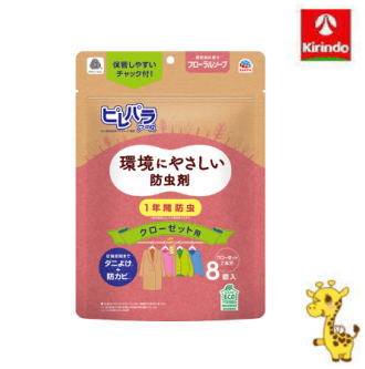 1年間防虫できるクローゼット用防虫剤。 環境を配慮した紙包材の防虫剤です。防虫成分がすみずみまで広がり大切な衣類を虫から守ります。保管しやすいチャック付です。 ・ハンガーにも吊るせる ・超薄型で邪魔にならない。スリムな容器を採用しているので、たくさん吊るしても無駄なスペースをとりません。 ・保管しやすいチャック付！ ・洗いたての清潔感あるフローラルソープの香りが続きます。 【標準使用量】 クローゼットの大きさに合わせて500Lに対して1個を目安としてご使用ください。 クローゼット2000Lに4個 クローゼット：2000L（幅150cm×奥行60cm×高さ230cm） 効果持続期間：防虫効果：使用開始後約1年間（温度、収納容器、使用状態などで、効果、有効期間は異なります。）●メーカー：アース製薬〒101-0048東京都千代田区神田司町二丁目12番地103-5207-7451●区分：日用品●広告文責：(株)キリン堂078-413-3314薬剤師：太田涼子