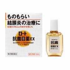 内容量：10ml【製品特徴】■ものもらい、結膜炎の治療に。細菌の新陳代謝を止めて抗菌するサルファ剤に加え、抵抗力の落ちた目の血行を促すビタミンEを、当社従来品に配合しました。また、しっかり効かせるために患部にとどまる処方を採用した、より治療効果の期待できる抗菌目薬です。 ■剤　型　・液剤■効能・効果・ものもらい、結膜炎（はやり目）・目のかゆみ、眼瞼炎（まぶたのただれ）■用法・用量・1回2〜3滴、1日5〜6回点眼して下さい。【用法・用量に関連する注意】(1)小児に使用させる場合には、保護者の指導監督のもとに使用させてください。(2)容器の先をまぶた、まつ毛に触れさせないでください。※（汚染や異物混入(目やにやホコリ等)の原因となる)また、混濁したものは使用しないでください。(3)点眼用にのみ使用してください。■成分・含量・スルファメトキサゾールナトリウム 4.000％・グリチルリチン酸二カリウム 0.150％・マレイン酸クロルフェニラミン 0.020％・酢酸d-α-トコフェロール（天然型ビタミンE） 0.010％※添加物として、アミノカプロン酸、ホウ酸、ホウ砂、エデト酸Na、ヒドロキシプロピルメチルセルロース、塩化ベンザルコニウム、ポリソルベート80、ポリオキシエチレンポリオキシプロピレングリコール、pH調節剤を含有します。【使用上の注意】▲相談すること▲ 1．次の人は使用前に医師又は薬剤師に相談してください。（1）医師の治療を受けている人。（2）本人又は家族がアレルギー体質の人。（3）薬によりアレルギー症状を起こしたことがある人。（4）次の症状のある人：はげしい目の痛み（5）次の診断を受けた人：緑内障2．次の場合は、 直ちに使用を中止し、 商品添付説明文書を持って医師又は薬剤師に相談してください。（1）使用後、次の症状があらわれた場合[関係部位：症状]皮ふ：発疹・発赤、かゆみ目：充血, かゆみ、はれ（2）目のかすみが改善されない場合（3）5〜6日間位使用しても症状がよくならない場合【保管及び取扱上の注意】・直射日光の当たらない涼しい所に密栓して保管してください。※品質を保持するため、過度の高温（自動車内や暖房器具の近く等）及び過度の低温（冷蔵庫の中等）をさけ、なるべく涼しい所に保存してください。・小児の手の届かないところに保管してください。・他の容器に入れ替えないで下さい。・他の人と共用しないで下さい。・使用期限の過ぎた製品は使用しないで下さい。また、使用期限内であっても、開封後はできるだけ速やかに使用してください。■お問い合わせ先こちらの商品につきましての質問や相談につきましては、当店（ドラッグピュア）または下記へお願いします。ロート製薬株式会社お客さま安心サポートデスクTEL:03-5442-6020（東京） TEL: 06-6758-1230（大阪）広告文責：株式会社ドラッグピュアNM・SN神戸市北区鈴蘭台北町1丁目1-11-103TEL:0120-093-849製造元：ロート製薬株式会社区分：第2類医薬品・日本製文責：登録販売者　松田誠司薬効分類：抗菌性点眼薬 ■ 関連商品【薬効分類】抗菌目薬ロート製薬　目薬ロート製薬　お取扱商品〜効き目をとどめる、抗菌目薬〜