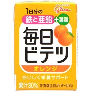 【毎日ビテツ(美鉄) オレンジの商品詳細】 鉄、亜鉛の栄養機能食品です。1日に必要な鉄分・亜鉛がこれ1本で摂取できます。 オレンジの果汁を使用しており、おいしく栄養をサポートします。 さらに、葉酸、カルシウム、食物繊維、ビタミンCも含まれています。 毎日の美容・健康維持にお役立てください。 果汁30％。栄養機能食品。 【栄養成分(栄養機能食品)】 亜鉛、鉄 【保健機能食品表示】 ・亜鉛は、味覚を正常に保つ、皮膚や粘膜の健康維持を助ける、たんぱく質・核酸の代謝に関与して健康維持に役立つ栄養素です。 ・鉄は、赤血球を作るのに必要な栄養素です。 【召し上がり方】 1日当たりの摂取目安量：1日1本(100mL)を目安にお飲みください。 【原材料】 ・名称：30％オレンジ果汁入り飲料 ・原材料名：オレンジ、砂糖、難消化性デキストリン／乳酸カルシウム、リンゴ酸、ビタミンC、香料、グルコン酸亜鉛、ピロリン酸第二鉄、甘味料(スクラロース)、葉酸、(一部にオレンジを含む) ・栄養成分表示：1本(100mL)当たり エネルギー：44kcaL、たんぱく質：0g、脂質：0g、炭水化物：12g(糖質：10g、食物繊維：2g)、食塩相当量：0.01g、鉄：7.5mg、亜鉛：10.0mg、カルシウム：200mg、ビタミンC：100mg、葉酸：240μg 【栄養成分】 ・名称：30％オレンジ果汁入り飲料 ・原材料名：オレンジ、砂糖、難消化性デキストリン／乳酸カルシウム、リンゴ酸、ビタミンC、香料、グルコン酸亜鉛、ピロリン酸第二鉄、甘味料(スクラロース)、葉酸、(一部にオレンジを含む) ・栄養成分表示：1本(100mL)当たり エネルギー：44kcaL、たんぱく質：0g、脂質：0g、炭水化物：12g(糖質：10g、食物繊維：2g)、食塩相当量：0.01g、鉄：7.5mg、亜鉛：10.0mg、カルシウム：200mg、ビタミンC：100mg、葉酸：240μg 【注意事項】 ・開封後はすぐにお飲みください。 ・凍らせないでください。内容物が膨張し容器が破損するおそれがあります。 ・果汁成分が遊離・沈殿または液色が変色する場合がありますが、品質には問題ありません。よく振ってお飲みください。 ＜摂取の方法及び摂取をする上での注意事項＞ ・本品は、多量摂取により疾病が治癒したり、より健康が増進するものではありません。1日の摂取目安量を守ってください。 ・亜鉛の摂りすぎは、銅の吸収を阻害するおそれがありますので過剰摂取にならないよう注意してください。 ・乳幼児・小児は本品の摂取を避けてください。 ・本品は、特定保健用食品と異なり、消費者庁長官による個別審査を受けたものではありません。 ・食生活は、主食、主菜、副菜を基本に、食事のバランスを。 ◆毎日ビテツ(美鉄) オレンジ 【お問い合わせ先】 こちらの商品につきましては、 当店(ドラッグピュア）または下記へお願いします。 アイクレオ株式会社 108-0074 東京都港区高輪4-10-18 京急第1ビル9階 0120-964-369 広告文責：株式会社ドラッグピュア 作成：201902MK 神戸市北区鈴蘭台北町1丁目1-11-103 TEL:0120-093-849 製造販売：アイクレオ株式会社 区分：栄養機能食品(栄養成分：亜鉛、鉄) ■ 関連商品 アイクレオ株式会社 お取扱い商品 栄養機能食品 シリーズ