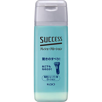 ■サクセス プレシェーブローション 100ml【花王】 電気シェーバーを使う前に使用する、電気シェーバー用ローションです。 肌のすべりをよくし、剃り残しを少なくします。 微粒子スムースパウダー（潤滑剤）配合。 ※使用後に洗い流す必要はありません ●電気シェーバー用 ■内容量：100g ■成分： エタノール、水、ナイロン-12、ジカプリン酸ネオペンチルグリコール、ジメチコン、イソステアリルグリセリル、イソステアロイルラクチレートNa、PG、グリチルレチン酸、メントール、メトキシケイヒ酸エチルヘキシル、香料、青1、黄4 ■使い方： ●二層タイプ（ステンレス球入り）ですのでよく振ってから、剃る部分にゆきわたる程度を手にとり、肌につけ、乾いてから剃ってください。 ●使用後は必ずフタをしめてください。 ■ご注意： ●傷、はれもの、湿疹等異常のあるところには使わない ●肌に異常が生じていないかよく注意して使う。肌に合わない時や、使用中、赤み、はれ、かゆみ、刺激、色抜け（白斑等）や黒ずみ等の異常が出た時、また日光があたって同じような異常が出た時は使用を中止し、皮フ科医へ相談する。使い続けると症状が悪化することがある ●目に入らないよう注意し、入った時は、すぐに充分洗い流す ●子供の手の届く所に置かない ●誤飲に注意する ●保存は40度以下 ■販売元： 花王株式会社 〒103-0025 東京都中央区日本橋茅場町一丁目14番10号 「生活者コミュニケーションセンター 消費者相談室」 電話番号：0120-165-693 受付時間：9：00〜17：00(土曜・日曜・祝日を除く) ■広告文責： 多賀城ファーマシー 株式会社 TEL. 022-362-1675 ■原産国：日本 ■区分：化粧品 ※パッケージデザイン・内容量等は予告なく変更されることがあります。