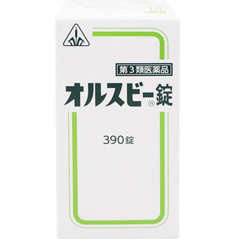 ホノミ漢方薬　 オルスビー錠 390錠【剤盛堂薬品】 健胃・消化の働きを中心に考えた胃腸薬！ ●オルスビー錠は、動物胆の一種である牛胆（汁）を主成分とし、健胃・消化の働きを中心に考えた生薬製剤です。オルスビー錠中の牛胆汁エキス末は、牛胆汁そのものが有する不快な臭いを取り去ったもので、胆汁分泌を促進させて消化吸収を盛んにし、胃腸の働きを活発にさせます。また、カンゾウ、ケイヒ、ショウキョウは胃腸機能を調節するように作用します。 内容量 390錠 効能・効果 消化促進、消化不良、食欲不振、食べ過ぎ、胃もたれ、胸つかえ、消化不良による胃部・腹部膨満感 使用上の注意 ●相談すること 1．次の人は服用前に医師又は薬剤師に相談すること 　（1）医師の治療を受けている人。 　（2）妊婦又は妊娠していると思われる人。 　（3）高齢者。 　（4）今までに薬により発疹・発赤，かゆみ等を起こしたことがある人。 2．次の場合は，直ちに服用を中止し，この文書を持って医師又は薬剤師に相談すること 　（1）服用後，次の症状があらわれた場合 ［関係部位：症状］ 皮ふ：発疹・発赤，かゆみ 　（2）2週間位服用しても症状がよくならない場合 3．他の医薬品等を併用する場合には，含有成分の重複に注意する必要があるので，医師又は薬剤師に相談すること 成分・分量 6錠(1.2g)中… カンゾウ末：150mg、ケイヒ末：50mg、ショウキョウ末：50mg、牛胆汁エキス末：300mg 添加物として、軽質無水ケイ酸、ステアリン酸マグネシウム、乳糖、ヒドロキシプロピルセルロースを含有する。 用法・用量 大人(15歳以上)：1回2錠・1日3回食間(※)服用 15才未満は服用しないこと。 (※)「食間」とは食後2〜3時間を指します。 保管及び取扱い上の注意 （1）直射日光の当たらない湿気の少ない涼しい所に保管すること。 （2）小児の手の届かない所に保管すること。 （3）他の容器に入れ替えないこと。（誤用の原因になったり品質が変わる。） 使用期限 使用期限まで180日以上あるものをお送りします。 製造販売元 剤盛堂薬品株式会社 〒640-8323 和歌山市太田二丁目8番31号 「剤盛堂薬品株式会社 学術部」 電話番号：073-472-3111 受付時間：9：00〜12：00、13：00〜17：00(土、日、祝日を除く) 広告文責 多賀城ファーマシー 株式会社 薬剤師：根本一郎 TEL：022-362-1675 原産国 日本 リスク区分 第3類医薬品 ※パッケージデザイン・内容量等は予告なく変更されることがあります。 ■この商品は医薬品です。用法・用量を守り、正しくご使用下さい。 医薬品販売に関する記載事項（必須記載事項）はこちら