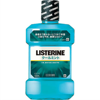 ■薬用 リステリン クールミント 1000ml【ジョンソン・エンド・ジョンソン】 強い殺菌効果でお口の3大トラブル(口臭・歯肉炎、歯垢の沈着)を予防する、医薬部外品のマウスウォッシュ(洗口液)です。 独自の4つの有効成分(チモール、1,8-シネオール、L-メントール、サリチル酸メチル)が、みがき残しを殺菌し、歯垢の沈着や歯肉炎、口臭の原因となる細菌を効果的に減少させます。 気分爽快、心地よいクールミントフレーバー。 ■内容：1000ml ■成分： 溶剤)エタノール (湿潤剤)ソルビット液 (溶解補助剤)プロパノール、ポリオキシエチレンポリオキシプロプレングリコール (薬用成分)1.8-シネオール、チモール、サリチル酸メチル、l-メントール (保存剤)安息香酸 (矯味剤)サッカリンナトリウム (着香料)香料(ミントタイプ) (pH調整剤)：安息香酸ナトリウム (着色剤)緑3 ■ご使用方法： 日常の歯磨きに加え、適量(約20mL)を口に含み、30秒程すすいでから吐き出します。水で口をすすぐ必要はありません。 ■使用上の注意： ・内服液ではありません。飲まないでください。 ・刺激が強いので口中が荒れているような時は使用しないこと。 ・幼児のご使用には適しません。 ・ポリオキシエチレンポリオキシプロプレングリコール含有。使用中にじんましん、息苦しさなどの異常があらわれた場合には直ちに使用を中止し、医師又は薬剤師に相談すること。特に、アレルギー体質の人や、薬などで発疹などの過敏症状を経験したことがある人は、十分注意して使用すること。 ・口中の異常、発疹・発赤・かゆみ等の症状があらわれた場合は、使用を中止し、医師、歯科医師又は薬剤師に相談すること。 ・低温時には液が不透明になることがありますが、室温でもとに戻ります。(効果は変わりません) ・強い光や直射日光のあたる場所に長時間置かないこと。 ・乳幼児の手の届かないところに保管すること。 ■発売元： ジョンソン・エンド・ジョンソン株式会社 東京都千代田区西神田3丁目5番2号 フリーダイヤル：0120-101110 受付時間／平日9:00〜17:00 （土日祝除く） ■広告文責： 多賀城ファーマシー 株式会社 TEL. 022-362-1675 ■原産国：タイ ■区分：医薬部外品 ※パッケージデザイン等は予告なく変更されることがあります。