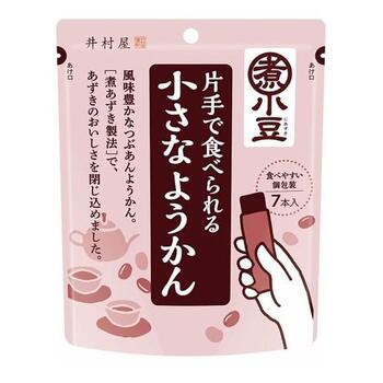 ■片手で食べられる小さなようかん【井村屋】 こだわりの煮あずき製法により、食物繊維やポリフェノール、カリウムなど、 あずきのおいしさをまるごと閉じ込めました。 内容量 105g(15g×7本) 原材料名 砂糖（国内製造）、小豆、水あめ、寒天、食塩 カロリー 269kcal/1袋(105g)あたり 39kcal/1本(15g)あたり 広告文責 多賀城ファーマシー株式会社 TEL：022-362-1675 発売元 井村屋株式会社 三重県津市高茶屋七丁目1番1号 「お客様相談ルーム」 電話番号：059-234-1882 受付時間：月-金曜日9：00〜17：00(祝祭日・年末年始を除く) 原産国 日本 区分 食品 ※パッケージデザイン・内容量等は予告なく変更されることがあります。