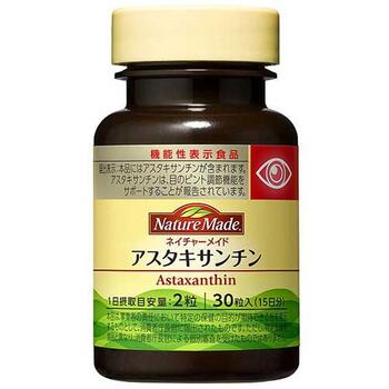 ■ネイチャーメイド アスタキサンチン 30粒 目のピント調節機能をサポートする「アスタキサンチン」を含むサプリメント。機能性表示食品です。 内容量 30粒入(15日分目安) 原材料 とうもろこし油、ゼラチン／ヘマトコッカス藻色素、グリセリン、酸化防止剤(V.E) 栄養成分表 2粒（0.614g）当たり エネルギー：4.38kcal、タンパク質：0.158g、脂質：0.4g、炭水化物：0〜0.2g、食塩相当量：0〜0.01g 機能性関与成分 アスタキサンチン：10.8mg お召し上がり方 栄養補給として1日2粒を目安に、かまずに水などでお飲みください。 発売元 大塚製薬株式会社 お客様相談室 電話番号：0120-550708 広告文責 多賀城ファーマシー 株式会社 TEL. 022-362-1675 原産国 アメリカ 区分 機能性表示食品(届出番号:A56) ※パッケージデザイン等は予告なく変更されることがあります。