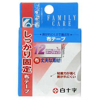 ■FC 布テープ 12mm×7m【白十字】 引っ張っても破れない『丈夫な布素材』。高い粘着力で剥がれにくい構造です。 しっかり固定したい人に最適です。 内容量 12mm×7m 材質 基材：アセテート布 粘着剤：アクリル系 ボール芯：紙 使用上の注意 ・皮膚を清潔にし、よく乾かしてからご使用ください。 ・粘着部分が傷口に直接ふれないようにガーゼ等を当ててから、ご使用ください。 ・すべてのアレルギーに対して保証するものではございませんので肌の弱い方など使用中に、かゆみ・かぶれなどの症状があらわれた場合には使用を中止して医師または薬剤師に相談してください。 ・皮膚の弱い方は同じところに繰り返し貼らずに1日1〜2回貼りかえるようにしてください。 ・テープをはがす時は皮膚を痛めないように注意してください。 保管上の注意 ・小児の手の届かない所に保管してください。 ・直射日光を避け、清潔な所に保管してください。 ・ご使用後はこのパッケージを保存ケースとしてお使いください。 発売元 白十字株式会社 171-8552 東京都豊島区高田3-23-12 お客様相談室　0120-01-8910 受付時間9時〜17時(土・日・祝日を除く） 広告文責 多賀城ファーマシー 株式会社 TEL. 022-362-1675 区分 衛生用品 ※パッケージデザイン等は予告なく変更されることがあります。