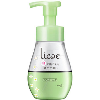 ■リーゼ 泡で出てくる寝ぐせ直し 本体 200ml【花王】 気になる寝ぐせになじませやすい泡タイプ。 手ぐしだけで寝ぐせ直し完了！ 軽やかな泡で、重くならずナチュラルな仕上がりに。 ●内側の髪まで泡がすんなり浸透。うるおい浸透処方で、すばやく寝ぐせをリセット ●保湿成分配合（グリセリン、ユーカリエキス、ノバラエキス＊） ●地肌とおなじ弱酸性 ●ホワイトフラワーの香り ＊カニナバラ果実エキス 内容量 200ml 成分 水、エタノール、グリセリン、ベタイン、ユーカリ葉エキス、カニナバラ果実エキス、シラカンバ樹皮エキス、加水分解シルク、PEG-60水添ヒマシ油、（C12-14）s-パレス-9、ステアルトリモニウムクロリド、セトリモニウムクロリド、BG、メントール、香料 使い方 ●泡を手に軽く広げ、寝ぐせを直したい部分になじませます。 ●根元から毛先に向かって、髪を伸ばすようにして手ぐしを通すとより効果的です。 ※セミロングヘアで片側3〜5プッシュが目安です。 ●振らずに容器を置いたままお使いください。ポンプを押すと泡になって出てきます。 ご注意 ●傷、はれもの、湿疹等異常のある所には使わない。 ●肌に異常が生じていないかよく注意して使う。肌に合わない時、使用中に赤み、はれ、かゆみ、刺激、色抜け（白斑等）や黒ずみ等の異常が出た時、直射日光があたって同様の異常が出た時は使用を中止し、皮フ科医へ相談する。使い続けると症状が悪化することがある。 ●目に入らないよう注意し、目に入った時や皮フについた時は、すぐに充分洗い流す。 ●子供や認知症の方などの誤飲等を防ぐため、置き場所に注意する。 ●頭髪以外の部位に使わない。 製造販売元 花王株式会社 〒103-0025 東京都中央区日本橋茅場町一丁目14番10号 「生活者コミュニケーションセンター 消費者相談室」 電話番号：0120-165-692(ヘアケア・スキンケア用品) 受付時間：9：00〜17：00(土曜・日曜・祝日を除く) 広告文責 多賀城ファーマシー 株式会社 TEL. 022-362-1675 原産国 日本 区分 化粧品 ※パッケージデザイン・内容量等は予告なく変更されることがあります。