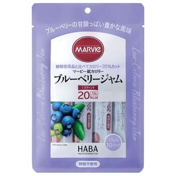 ■マービー 低カロリーブルーベリージャム【ハーバー研究所】 ●砂糖不使用のジャムです。 ●砂糖の代わりに還元麦芽糖水飴を使用しており、砂糖使用品に比べてカロリー35％カット。 ●皮の柔らかなカナダ産の果実を使用。カロリー計算のしやすい1本20kcaLのスティックタイプとなっています。 内容量 130g（13g×10本） 原材料 還元麦芽糖水飴（国内製造）、ブルーベリー、洋酒／酸味料、ゲル化剤（増粘多糖類）、香料 栄養成分表示 1本（13g）当たり エネルギー20kcal、たんぱく質0g、脂質0g、炭水化物8.3g、—糖類0.6、食塩相当量0.001g 原産国 日本 広告文責 多賀城ファーマシー株式会社 TEL：022-362-1675 製造元 株式会社ハーバー研究所お客さま窓口 電話番号：0120−26−7808 受付時間：9：00～17：30（土・日・祝日休み） 区分 食品 ※パッケージデザイン・内容量等は予告なく変更されることがあります。