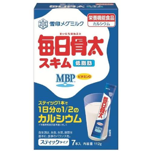 ■毎日骨太 スキム　スティックタイプ【雪印メグミルク】 スティック1本で1日分の1/2のカルシウムが効率的に摂取できる特定保健用食品のスキムです。 内容量 16g×7本 成分 無脂乳固形分：88.7%、乳脂肪分：1.0% 1日当たりの摂取目安量 スティック1本（16g）を目安にお召あがりください。 栄養成分 1本(16g)当たり エネルギー56kcal、たんぱく質3.9g、脂質0.2g、飽和脂肪酸0.1g、炭水化物9.6g、糖質9.6g、食物繊維0.0g、食塩相当量0.17g、ナトリウム67mg、、ビタミンD1.2〜2.5μg 関与成分カルシウム：350mg MBP&#174;：12.5mg 原材料 脱脂粉乳（国内製造）、ホエイパウダー、ミルクカルシウム、デキストリン、砂糖、乳タンパク質／香料、ビタミンD、（一部に乳成分を含む） 保存方法 直射日光、高温多湿をさけて保存してください アレルゲン表示 乳成分 原産国 日本 発売元 〒160-8575 東京都新宿区四谷本塩町5番1号 雪印メグミルク株式会社お客様センター 0120-301-369 受付時間　9：00〜17：00（年中無休） 広告文責 多賀城ファーマシー株式会社 TEL：022-362-1675 区分 特定保健用食品 ※パッケージデザイン・内容量等は予告なく変更されることがあります。