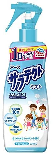 ◆商品のご案内 商品名(製品名） サラテクト　ミスト 内容量 200mL 商品説明（製品の特徴） 持って感動、使って感動 Panasonicと共同開発した持ちやすいボトルを採用 独自の虫よけロングキープ処方で、朝使って夜まで1日しっかりガード お肌にやさしい4種のうるおい成分配合（ヒアルロン酸Na、コラーゲン、セラミド、ビタミンC）＆ウォーターイン 汗や水に強く流れにくい 皮膚アレルギーテスト済み （全ての方にアレルギーが起きないというわけではありません。） 有効成分10％ さわやかなシャボンの香り 脚元にも使いやすい、逆さでも使えるスプレー 使用上の注意 【相談すること】 目に入ったり、飲んだり、なめたりすることがないようにし、塗布した手で目をこすらないこと。万一目に入った場合には、すぐに大量の水又はぬるま湯でよく洗い流すこと。また、具合が悪くなる等の症状が現れた場合には、直ちに、本品にエタノールとディートが含まれていることを医師に告げて診療を受けること。 【その他の注意】 定められた使用方法を守ること。 漫然とした使用を避け、蚊、ブユ（ブヨ）等が多い戸外での使用等、必要な場合にのみ使用すること。 目の周囲や粘膜、傷口にはスプレーしないこと。 変色のおそれがあるので、アクセサリーや腕時計等のプラスチック製品、ストッキング等のポリウレタン配合衣類にはかけないこと。 マニキュア、ジェルネイル等、装飾したネイルに直接かけないこと。 肌にかぶれなどの異常が生じた場合は、使用を中止すること。 噴霧気体を直接吸入しないこと。 ヤマビルの忌避を目的として使用する場合、吸血を防ぐには、履物や衣類等で肌を露出しないようにすることが重要である。本品だけに頼り、安易に露出面を増やすことは避けること。また、スプレーした直後の履物や衣類に火気を近づけないこと。 【廃棄の方法】 本品は使い切ってから捨てること。 効能・効果 蚊、ブユ（ブヨ）、アブ、ノミ、イエダニ、マダニ、サシバエ、トコジラミ（ナンキンムシ）、ヤマビルの忌避 用法・用量 レバーの下にある白いストッパーをOPENの位置に合わせてください。使用後はストッパーを元の位置に戻してください。 ＜蚊、ブユ（ブヨ）、アブ、ノミ、イエダニ、マダニ、サシバエ、トコジラミ（ナンキンムシ）の忌避に使用する場合＞ 腕・足などお肌の露出部分には約15cmの距離からスプレーし、顔・首筋には手のひらにスプレーしてお肌にぬってください。 ＜ヤマビルの忌避に使用する場合＞ 腕・足などお肌の露出部分、履物や衣類には、約15cmの距離からスプレーし、顔・首筋には手のひらにスプレーしてお肌にぬってください。 ※ 残り少ない場合、逆さではスプレーできません。 【年齢による使用の目安】 年齢 使用回数 12才以上 使用回数制限なし（適宜使用すること） 2才以上12才未満 1日1～3回 6ヵ月以上2才未満 1日1回 6ヵ月未満 使用しないこと 子供（12才未満）に使用させる場合には、保護者等の指導監督の下で、上記の回数を目安に使用してください。なお、顔には使用しないでください。 成分・分量 有効成分：1本(200mL)中ディート20g（原液換算10％） 成分：DPG、ヒアルロン酸Na（2）、加水分解コラーゲン末、ステアロイルフィトスフィンゴシン（セラミド）、アスコルビン酸（ビタミンC）、クエン酸、クエン酸Na、エタノール、精製水、香料、その他5成分 添加物 ＜成分＞参照 保管及び取扱上の注意 直射日光や火気を避け、子供の手の届かない涼しい所に保管すること。 問合せ先 アース製薬株式会社 フリーコール　0120‐81‐6456 製造販売会社（メーカー） アース製薬株式会社 〒101‐0048 東京都千代田区神田司町二丁目12番地1 販売会社(発売元） アース製薬株式会社 広告文責：株式会社ドラッグWAKUWAKU TEL：0439-50-3389