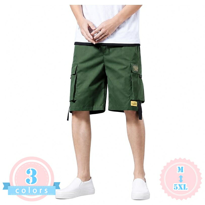 表地：ポリエステルメイン素材：ポリエステル【ハーフパンツ メンズの魅力】リラックス感のあるゆったりとしたシルエットで、体型カバー効果も期待できるメンズカーゴハーフパンツです。動きやすさを重視したデザインで、日常のカジュアルスタイルからアウトドアシーンまで幅広く活躍し、夏のコーディネートに欠かせない一本となります。【カーゴショートパンツの収納力】両サイドに配置された大きめのフラップポケットがデザインのアクセントとなり、実用性とトレンド感を両立しています。スマートフォンや小物をスマートに収納でき、手ぶらでの外出や旅行、レジャー、軽作業の際にも非常に便利で機能的な仕上がりです。【イージーパンツ仕様の快適さ】ウエスト部分はゴムとドローストリング（引き紐）仕様を採用しており、体型に合わせて細かなサイズ調整が可能です。圧迫感がなく、長時間の着用でもリラックスして過ごせるため、デイリーユースやリラクシングなホームウェアとしても適しています。【さらっとした肌触りの素材感】ポリエステル混の軽やかな生地を使用しており、汗ばむ季節でもさらさらとした快適な着用感をキープします。シワになりにくい性質を持ち、お手入れも簡単なため、毎日の通学やお出かけ、週末のアクティビティなどヘビーローテーションで活躍します。【豊富なサイズとカラー展開】定番のブラック、ナチュラルなカーキ、ミリタリーライクなグリーンの3色を用意し、サイズはMから5XLまで幅広く展開しています。シンプルなTシャツやスニーカーと合わせるだけで、ストリート感漂うアメカジレトロな大人カジュアルコーデが完成します。【アメカジレトロな雰囲気を纏う、大人のカジュアルカーゴハーフパンツ】ミリタリー感漂うデザインと現代的なルーズシルエットを融合させた、メンズ用カーゴショートパンツです。ゆったりとした着用感で、気になる太もも周りを自然にカバーしながら、トレンド感のあるストリートスタイルを演出します。夏のデイリーユースからアウトドアまで、幅広く着回せるなボトムスです。【実用性とデザイン性を兼ね備えた大容量ポケット】デザインの主役となるのは、両サイドに施された大きめのフラップ付きカーゴポケット。収納力が高く、財布やスマートフォン、鍵などの必需品をしっかりと収めることができます。手ぶらで軽快に出かけたい日のスタイリングにで、ワークテイスト溢れるアクセントとしても機能します。【ウエストゴム仕様で一日中ストレスフリー】ウエスト部分には伸縮性にゴムを採用し、さらに調節可能なドローストリング（引き紐）を内蔵しています。お好みのフィット感に微調整できるため、締め付け感がなく、長時間のドライブや旅行、アクティブなレジャーシーンでも窮屈さを感じさせないリラックスした穿き心地を提供します。【さらさらとした快適な肌触りとイージーケア】ポリエステル系の繊維をブレンドした素材を使用しており、さらっとした肌触りで通気性もよく、暑い夏場でも軽やかで快適に過ごせます。型崩れしにくくシワになりにくいため、日常の洗濯後のお手入れも簡単。ヘビーユースにも耐えるタフな仕上がりで、シーズンを通して長くご愛用いただけます。【幅広いサイズ展開と合わせやすいカラーリング】ベーシックでコーディネートしやすいブラック、ミリタリーの定番であるカーキ、迅速にコーディネートが決まるグリーンの3色をラインナップ。サイズはMサイズから、ゆったりと着用できる5XLサイズまでの豊富なバリエーションを展開しています。オーバーサイズのTシャツやカジュアルなシャツ、スニーカーやサンダルとの相性もで、シンプルな着こなしもおしゃれに格上げしてくれます。【よくある質問】Q：普段着ているサイズを選ぶとサイズ感はどうですか？A：こちらのハーフパンツは全体的にゆったりとしたワイドシルエットになっております。リラックスした穿き心地をお好みの場合は普段のサイズをしますが、すっきり見せたい場合はサイズ表を参考にお選びください。Q：夏以外の季節でも着用できますか？A：基本的には春夏の温かい季節にな薄手で軽やかな素材感となっております。初秋など少し肌寒い時期には、レギンスなどと重ね着をしていただくことで、アウトドアやストリートのコーディネートとして長く活躍します。Q：洗濯機で洗えますか？シワになりやすいですか？A：はい、ご家庭の洗濯機で洗っていただけます。ポリエステル混の化繊素材を採用しているため、洗濯後もシワになりにくく、乾きやすいのが特徴です。デイリーのお手入れが非常に簡単なイージーケアアイテムです。商品ページの情報は、あくまで閲覧・比較用です。最終的な製品の説明ショートパンツ メンズ ハーフパンツ 半ズボン 短パン 5分丈 ワイド カーゴ ショート パッツ ワーク パンツ 大きい サイズ カジュアル ストリート レトロ アメカジ 夏服半ズボン メンズ ハーフパンツ ショートパンツ 短パン 五分丈 カーゴパンツ ワークパンツ カジュアル ボトムス ミリタリー ストリート ゆったり 大きいサイズ ブラック カーキカーゴパンツ ハーフ メンズ ショートパンツ 短パン 五分丈 ワークパンツ ミリタリーパンツ 半ズボン カジュアル ボトムス 大きいサイズ 3分丈 4分丈 5分丈 ポケット 多いハーフパンツ メンズ ショートパンツ 短パン 五分丈 カーゴパンツ ワイドパンツ ゆったり ボトムス 夏用 薄手 カジュアル ミリタリー ワークパンツ 太め アメカジ ストリート