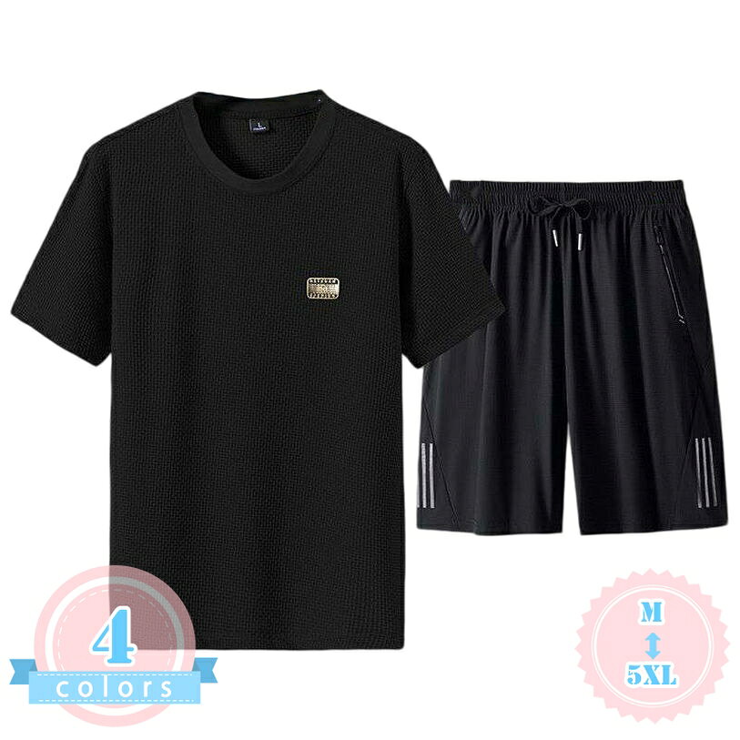 表地：ナイロン、ポリエステルメイン素材：ナイロン、ポリエステル【上下セット】Tシャツとハーフパンツがセットになったメンズ用カジュアルウェアです。ゆったりとしたシルエットで体型カバーを叶えつつ、すっきりとした印象を与えます。さらっとした肌触りの良い生地を使用しており、汗ばむ季節でも快適な着心地をキープします。サイズはMから5XLまで幅広く展開しています。【ワッフル調素材】トップスのTシャツには独特の凹凸感があるワッフル調の生地を採用しており、肌への接触面積を減らしてさらさらとしたドライな着用感を実現します。シンプルながらも表情のある質感で、大人っぽい上品なカジュアルスタイルを演出します。カラーはブルー、ホワイト、カーキ、ブラックからお選びいただけます。【ハーフパンツ】ボトムスのショートパンツはウエストゴムとドローコード仕様で、お好みのフィット感に調節可能です。サイドには小物の収納に便利なファスナー付きポケットを配し、アクティブなシーンでも中身が落ちにくい設計となっています。すっきりとした丈感で動きやすさも確保しています。【ルームウェア】お家でのリラックスタイムや部屋着としてはもちろん、ちょっとした外出時のワンマイルウェアとしても活躍するセットアップです。コーディネートに悩むことなく、着るだけで簡単におしゃれなカジュアルスタイルが完成します。軽やかな着心地で旅行や合宿などの持ち運びにも便利です。【スポーツウェア】ウォーキングや軽いランニング、ジムでのトレーニングなど、様々なアクティビティに対応するメンズ上下セットです。通気性に薄手の素材感で、熱がこもりにくく快適な状態を保ます。シンプルで飽きのこないデザインのため、幅広い年代の方に着用いただけます。【大人のリラックスタイムになメンズ上下セット】さらっとした快適な着心地を提供する、ワッフル調Tシャツとハーフパンツのセットアップです。コーディネートを考える手間が省け、着用するだけでこなれ感のある大人カジュアルスタイルが完成します。シンプルで無駄のないデザインの中に、機能的なディテールを詰め込んだ実用性の高い一着です。【表情豊かなワッフル調のTシャツ】トップスの半袖Tシャツには、凹凸感のあるワッフル風メッシュ素材を使用しています。肌にペタッと張り付きにくく、さらさらとしたドライな手触りをキープします。程よいゆとりを持たせたシルエットが気になる体型をカバーしつつ、クルーネック仕様ですっきりとした首元を演出します。胸元に施された控えめなワンポイントワッペンがデザインのアクセントになっています。【実用性を兼ね備えたハーフパンツ】ボトムスのショートパンツは、動きやすさを重視した絶妙なハーフ丈設計です。ウエスト部分は伸縮性にゴム仕様に加え、内側のドローコード（引き紐）でサイズ微調整が可能です。さらに、両サイドにはスマートフォンや鍵などの貴重品をしっかりと守るファスナー付きポケットを装備。アクティブな運動時や外出時でも荷物の紛失を防ぎます。サイドの縦ラインデザインが、スポーティーで引き締まった印象を与えます。【幅広いシーンで大活躍】おうち時間を快適に過ごすためのルームウェアやパジャマとしてはもちろん、ジョギング、ウォーキング、ジムでのトレーニング、アウトドア活動、温泉旅行の着替え、そしてデイリーの普段着やワンマイルウェアまで、多彩なシーンで活躍します。非常に軽量でかさばらないため、旅行や出張の持ち運びとしても重宝します。【豊富なカラー＆サイズ展開】定番のブラックをはじめ、爽やかなブルー、クリーンなホワイト、落ち着いたカーキの4色をラインナップ。サイズはMサイズから、がっちり体型の方でもゆったり着られる5XLサイズまで豊富に取り揃えております。お好みのフィット感や着用シーンに合わせてお選びください。商品ページの情報は、あくまで閲覧・比較用です。最終的な製品の説明メンズ セットアップ スポーツウェア 上下セット 半袖Tシャツ ハーフパンツ 5分丈 ショートパンツ クルーネック ワッフル調 部屋着 ルームウェア リラックスウェアセットアップ メンズ 上下セット 半袖 Tシャツ ショートパンツ ハーフパンツ パジャマ 部屋着 ルームウェア スポーツ 運動着 カジュアル 薄手 通気性 ブルー ブラックスポーツウェア セットアップ メンズ 上下セット 半袖 Tシャツ ハーフパンツ ショートパンツ クルーネック 運動服 トレーニング着 ジム着 ルームウェア 部屋着 夏セットアップ メンズ スポーツウェア ハーフパンツ 半袖Tシャツ 2点セット 上下セットアップ クルーネック 丸首 凹凸素材 汗対策 涼しい 快適 ブラック ルームウエア