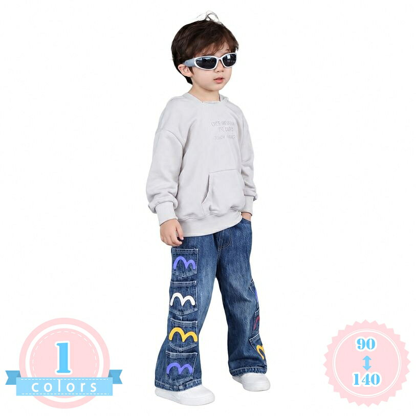 表地：デニム、コットンメイン素材：デニム、コットン【男の子向け韓国風デニムパンツ】デイリーユースにぴったりの男の子向け韓国風デニムパンツが登場しました。ゆったりとしたルーズなシルエットで、締め付け感がなく快適な履き心地を提供します。通園や通学、公園での遊び着など、普段使いの様々なシーンで大活躍するロングパンツです。サイズは90から140まで幅広く展開しており、成長期の男の子の体型に合わせてお選びいただけます。【動きやすいウエストゴム仕様】ウエスト部分には伸縮性のあるゴムを採用しており、着脱が簡単で自分でお着替えする際にも便利です。元気に動き回る男の子の動きを妨げず、お腹周りを優しく包み込みます。程よい厚みのデニム生地を使用しており、春や秋の季節の変わり目はもちろん、インナーを工夫することでロングシーズン快適に着用できるなジーパンです。【おしゃれなマルチポケット】両サイドに施された個性的なカーゴポケットが目を引くデザインです。カラフルなグラフィックプリントがアクセントになり、シンプルなトップスと合わせるだけでトレンド感のあるストリート風のコーディネートが完成します。お出かけ時のおしゃれ着としてはもちろん、通学などのカジュアルスタイルにも馴染みやすいデザインズです。【やわらかな肌触りのデニム素材】肌当たりのやわらかなコットン混系のデニム素材を採用しており、ゴワつきにくくさらっとした履き心地を実現しています。通気性も良く、元気に動き回って汗をかきやすい男の子でも快適に過ごせます。日常のお手入れも簡単で、シワになりにくい質感のため、デイリーに気兼ねなく洗濯してご使用いただける普段着になボトムスです。【多彩なコーディネートに対応】深みのあるブルー系の色合いは、Tシャツやパーカー、スウェットなど手持ちのトップスと相性良く合わせられます。カジュアルなスニーカーやスリッポンともバランスが取りやすく、お出かけ、旅行、週末のレジャーなどアクティブなシーンにです。動きやすさとトレンド感を両立し、スタイルアップを叶えてくれる一本です。【デイリーに活躍するカジュアルデニムパンツ】男の子の日常に寄り添う、トレンド感あふれる韓国風デニムパンツが登場しました。ゆったりとしたストレートシルエットと、サイドのカラフルなプリントを施した多ポケットデザインが特徴のロングパンツです。カジュアルなストリートスタイルから、通学や通園などのデイリーユースまで、幅広いシーンで着用いただけます。【快適な履き心地と動きやすさのヒミツ】・さらっとした肌触り：肌に優しいソフトなコットン混素材を使用し、ゴワゴワしないやわらかな風合いに仕上げました。・ウエストゴム仕様：伸縮性のある幅広のゴム仕様で、お腹を締め付けず快適にフィットします。一人でのお着替えもラクラクです。・通気性：汗をかきやすいアクティブな男の子でも、ムレにくく快適な着用感をキープします。・シワになりにくい：日常の洗濯でも型崩れしにくく、シワが目立ちにくい素材感のため、忙しいママやパパのお手入れの手慢を軽減します。【こなれ感を演出するデザイン性】左右に配置されたカーゴ風のマルチポケットには、遊び心のあるカラフルなロゴ風プリントを配置。シンプルな無地のスウェットやパーカー、Tシャツと合わせるだけで、簡単におしゃれなコーディネートが完成します。スニーカーとの相性もで、普段着としてはもちろん、旅行や週末のお出かけにもです。ブルー系の定番カラーで、季節を問わずオールシーズン着回しやすいジーパンです。【仕様・サイズ展開】・カラー：ブルー系・サイズ：90、100、110、120、130、140（幅広いサイズ展開で、兄弟でのお揃いコーデにもです）・シーズン：春、秋、初冬【よくある質問】Q：サイズ感はどのようになっていますか？A：標準的なサイズ感ですが、ゆったりとしたワイドシルエットで作られております。ジャストサイズでの着用をしますが、少し大きめをロールアップして履くのもおしゃれな印象になります。ウエストゴム仕様ですので、お腹周りも優しくフィットします。Q：どのような季節に適していますか？A：程よい厚みのデニム生地を採用しているため、主に春や秋の着用にです。冬場には中にタイツやレギンスなどのインナーを重ねていただくことで、長いシーズンご愛用いただけます。Q：男の子の普段着として洗濯は自宅で可能ですか？A：はい、ご自宅の洗濯機で洗っていただけます。シワになりにくい風合いのデニム素材ですが、プリント部分を長持ちさせるために、裏返してネットに入れて洗濯することをします。Q：通学や通園など日常使いに向いていますか？A：はい、大変向いています。ウエストゴムで動きやすく、締め付け感が少ないため、元気に走り回る通学や通園、公園遊びなどの日常使いにぴったりです。Q：どのようなトップスとコーディネートしやすいですか？A：サイドのマルチポケットにカラフルなプリントが入っているため、シンプルな無地やワンポイントのスウェット、パーカー、カジュアルなTシャツなどと相性です。ストリート風や韓国風のコーディネートが手軽に楽しめます。商品ページの情報は、あくまで閲覧・比較用です。最終的な製品の説明男児 デニムパンツ ゆったり ズ 男の子 ロングパンツ ウエストゴム カーゴパンツ ジーパン ストレート 普段着 お出かけ 通学 レトロ カジュアル 春 秋 大きいサイズ 青 青ジーパン 男の子 デニムパンツ ロング丈 ウエストゴム カーゴパンツ ジュニア ズ 長ズボン カジュアル ストリート 通学 お出かけ 秋服 春服 ボーイズ ボトムス ワイド 綿混男の子 デニムパンツ ゆったり ズ ジュニア ロングパンツ ウエストゴム カーゴパンツ ジーパン 長ズボン ボトムス ストレート カジュアル 韓国風 通学 お出かけ 大きいサイズ男児 デニムパンツ ゆったり ズ 男の子 ロングパンツ ウエストゴム カーゴパンツ ジーパン ストレート 普段着 お出かけ 通学 レトロ カジュアル 春 秋 大きいサイズ 長ズボン