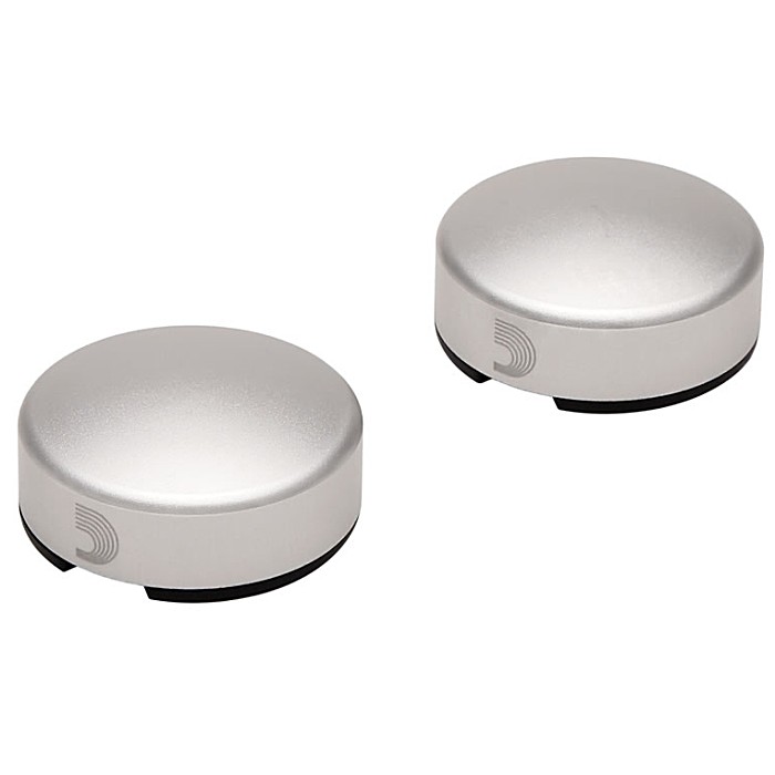 D'ddarioフットスイッチトッパーは、ペダルのフットスイッチを見逃さないような目立つサイズのストンプボタンに変身させます。装着は簡単で、工具なしで数秒で取付が可能。人間工学に基づいたデザインにより裸足でも気持ちよく使用することができます。ほとんどの一般的なペダルのフットスイッチに対応しております。シルバー2個セット。 ※一般的なエフェクターに対応しますが、フットスイッチのトップ部分のサイズによっては取付ができない個体もございます。