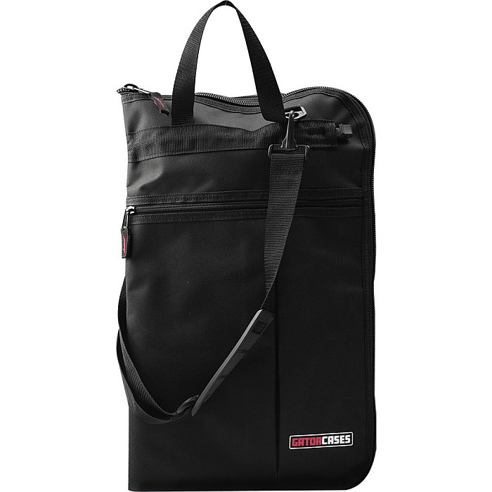 スティックやマレットなどのパーカッションツールを整理・収納できる、スタンダードなスティックバッグです。8つのポケットを備え、演奏中やリハーサル時でも必要なツールをすぐに取り出せる設計。ハンギングループと引きひも付きで、マレットキーボードやドラムへの取り付けも簡単です。頑丈なナイロン素材がスティック類をしっかり保護し、持ち運びにも安心。初心者からプロフェッショナルまで、あらゆるパーカッショニストにおすすめのモデルです。 ・長さ：52.71 cm ・幅：60.96 cm ・高さ：1.91 cm ・重量：0.73 kg